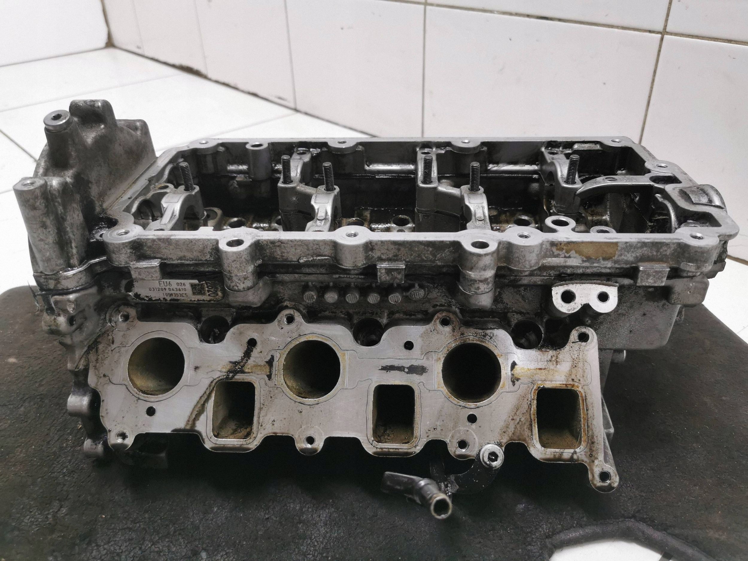 Audi A4 S4 B8 8K moottorin yläkerta EU6026