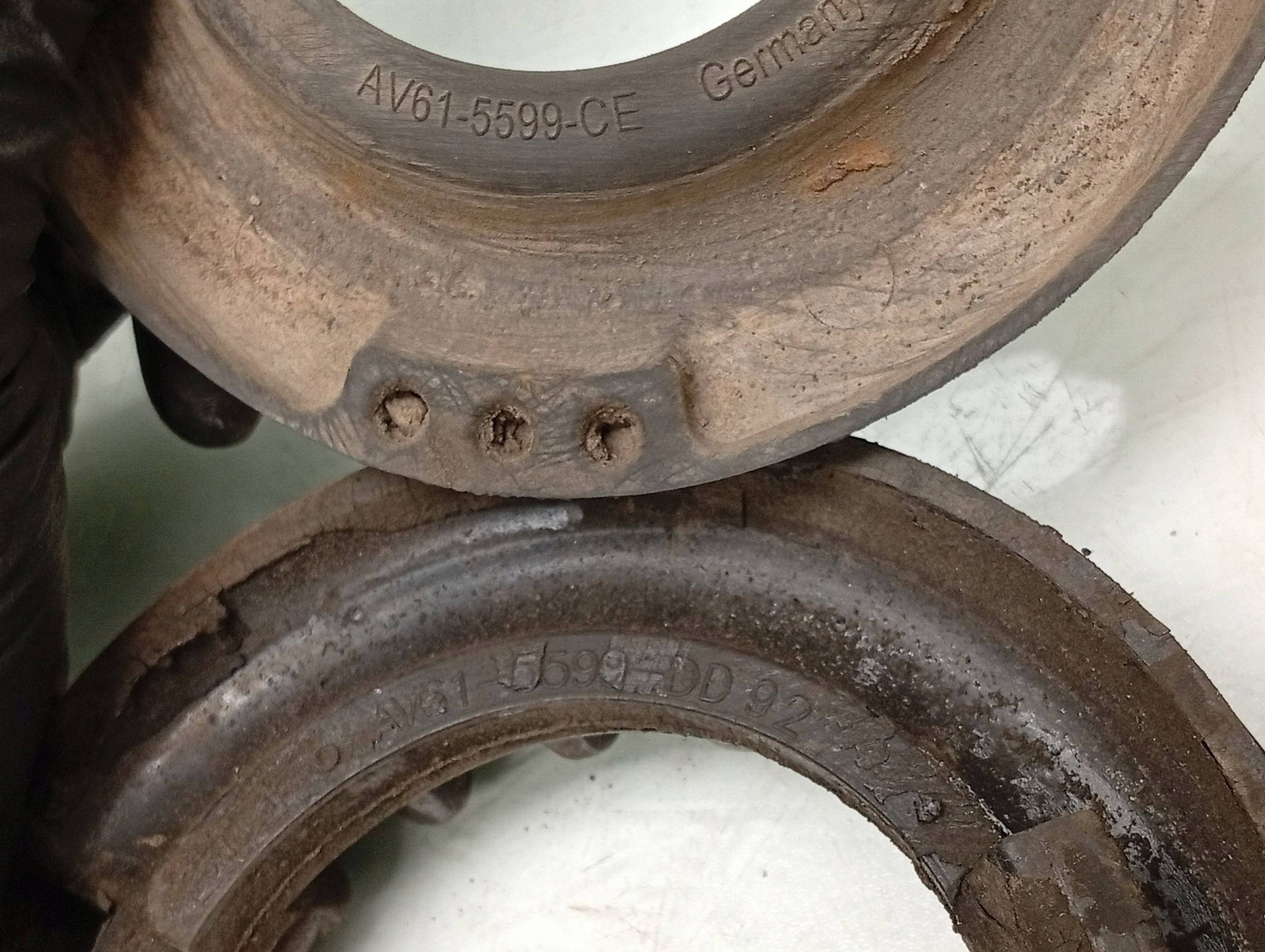 Volvo V40 2014 Gomme ressort arrière AV615599DD image 3