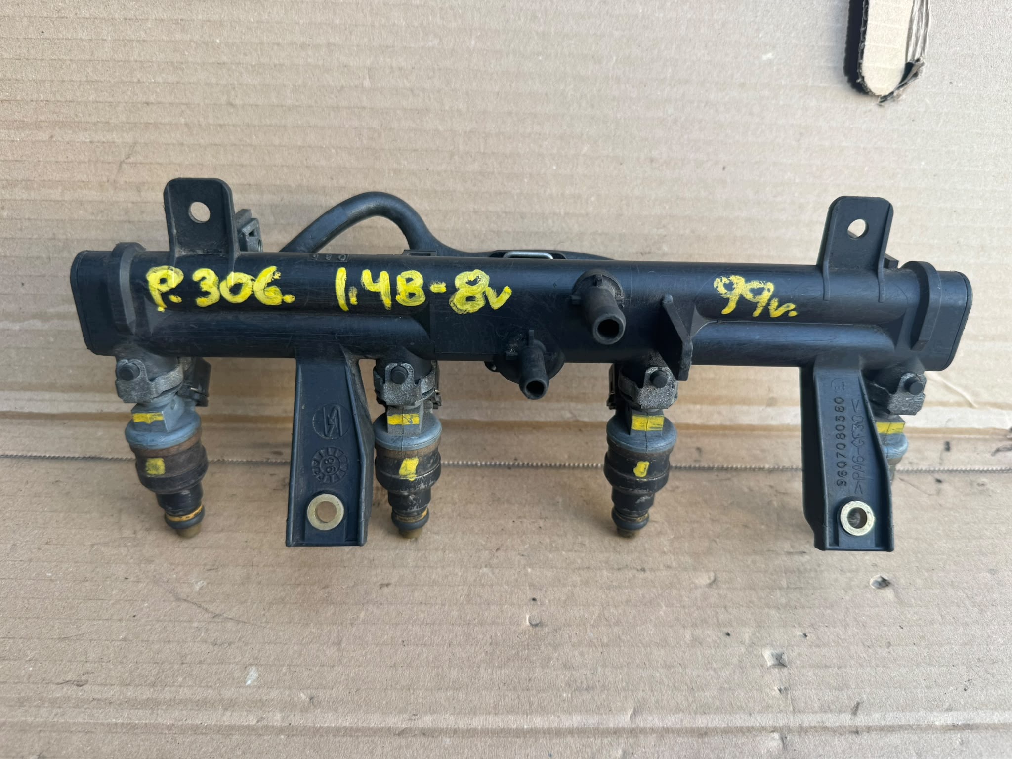 Rampe d'injection Peugeot 306 106 1.6 8V image 2