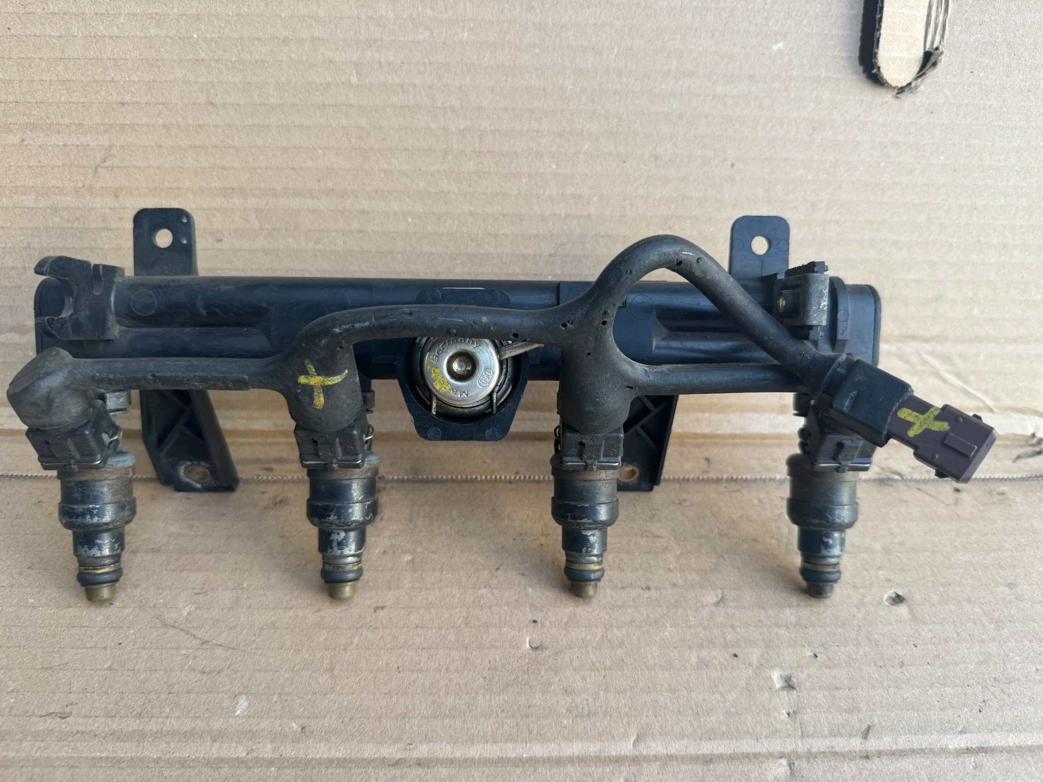 Rampe d'injection Peugeot 306 106 1.6 8V image 3