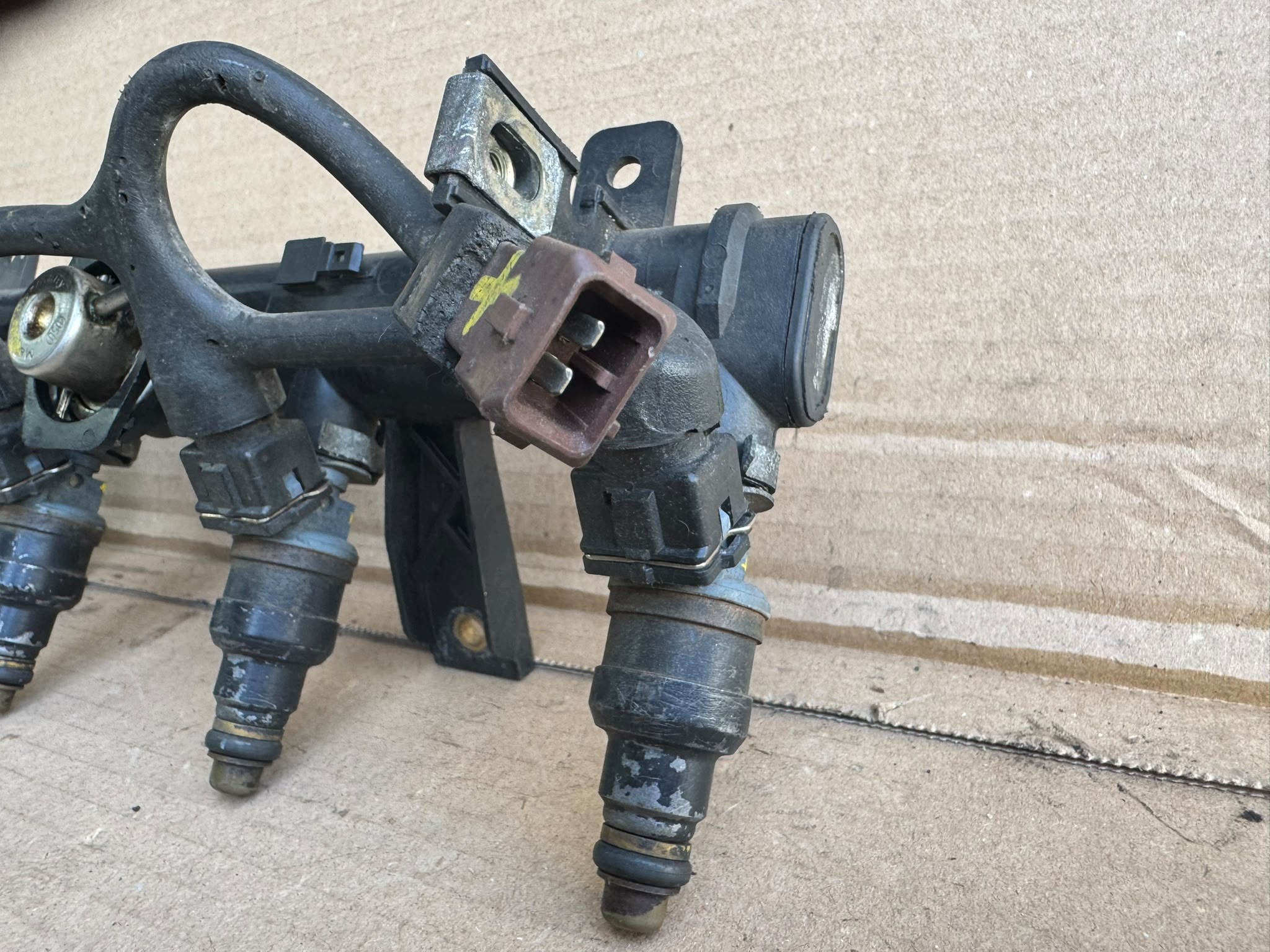 Rampe d'injection Peugeot 306 106 1.6 8V image 4