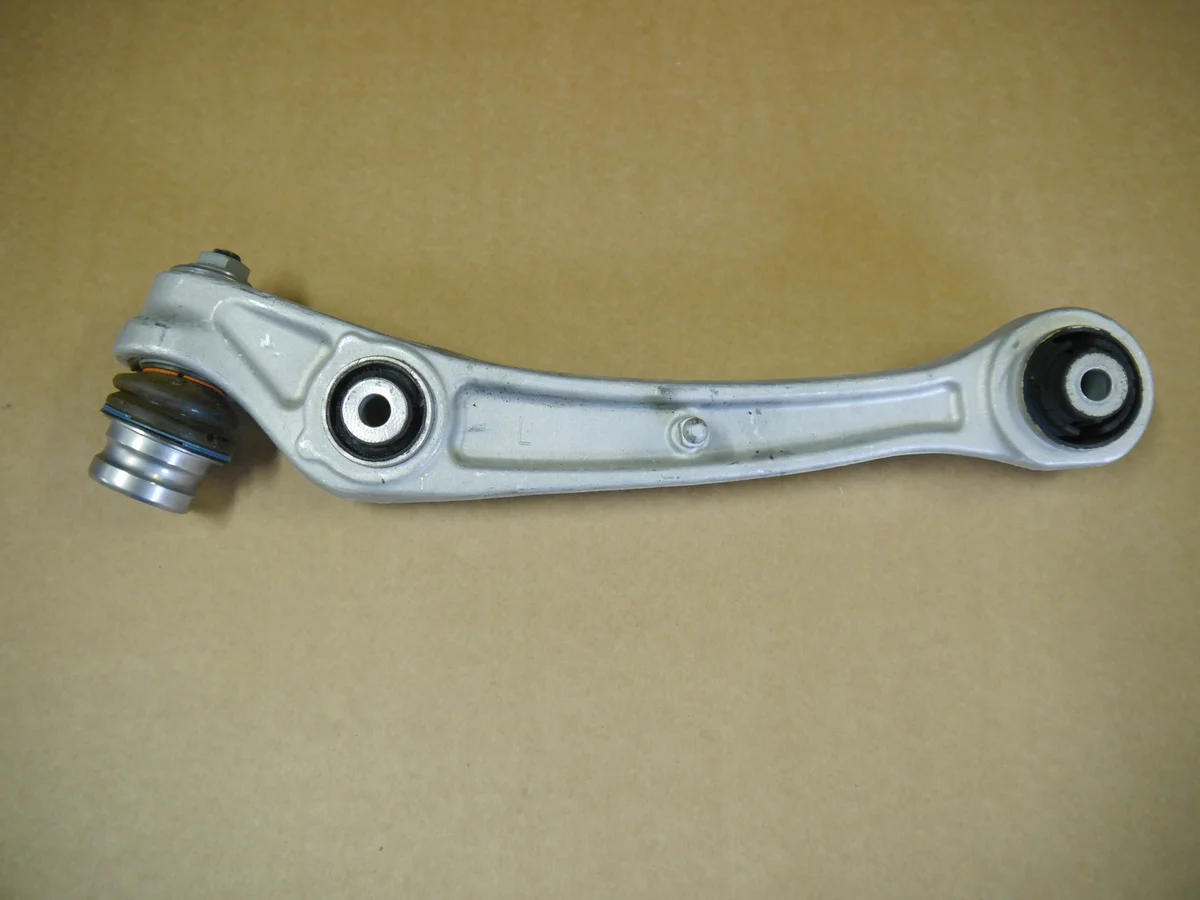 Audi Q5 A6 A7 etutukivarsi vasen 8K0407151G