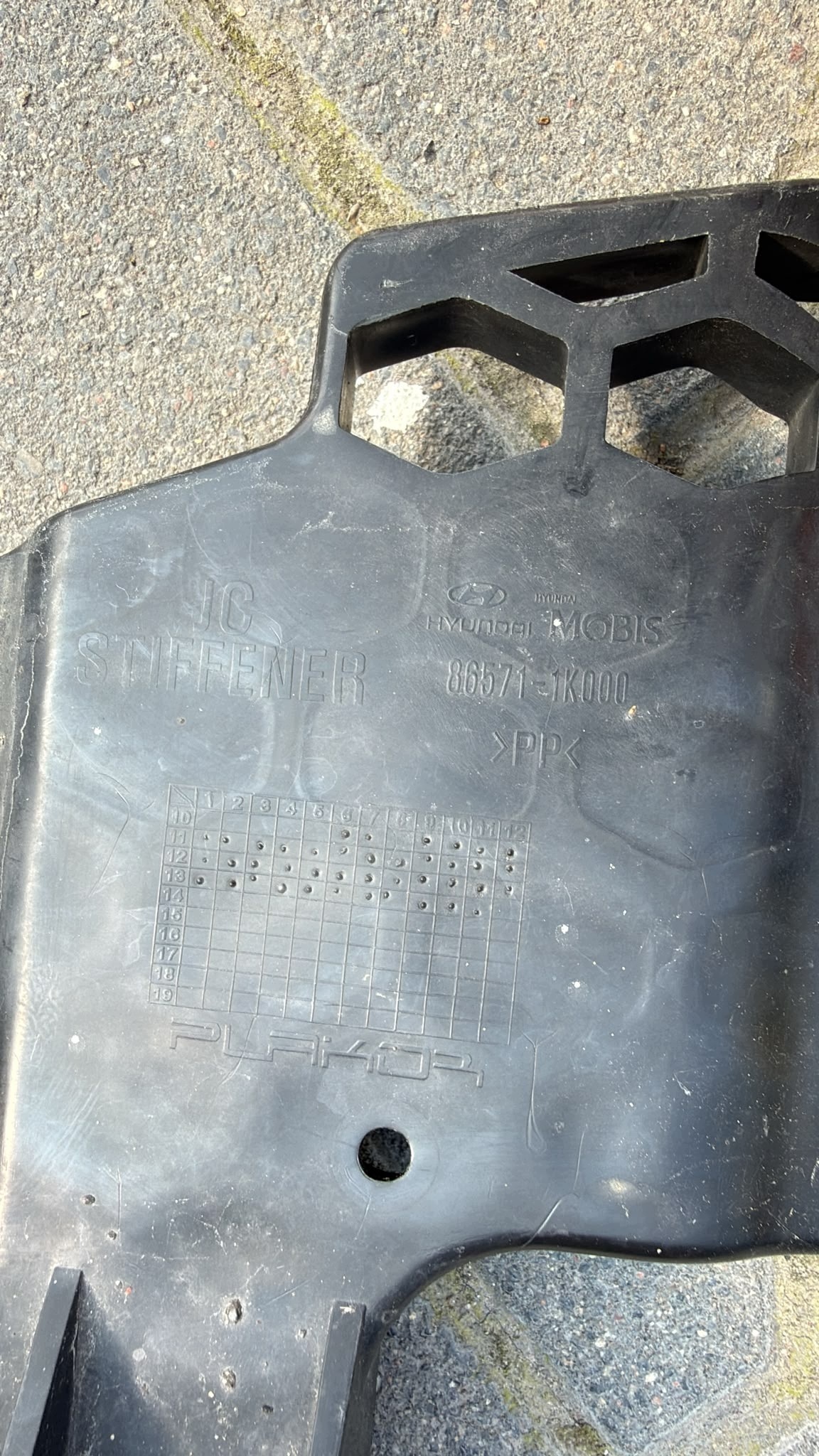 Hyundai IX20 2011 etupuskurin alaosa, OEM 86571-1K000