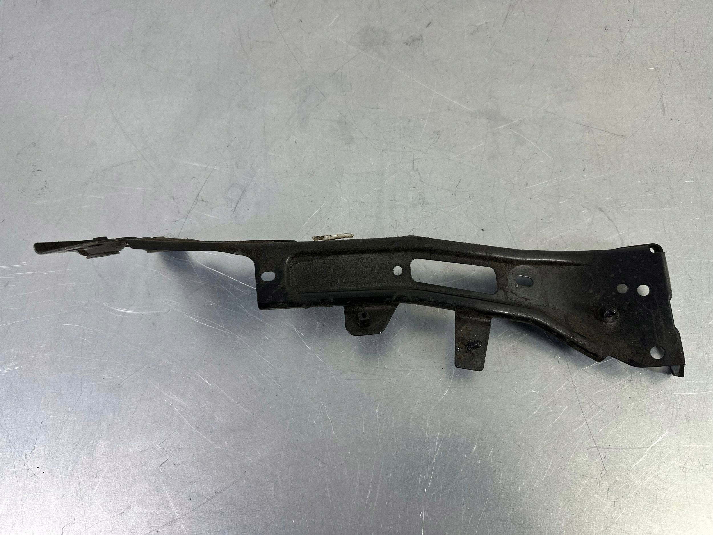 Audi A4 B9 Support Aile Avant Droit OEM 8W0821136 image 2