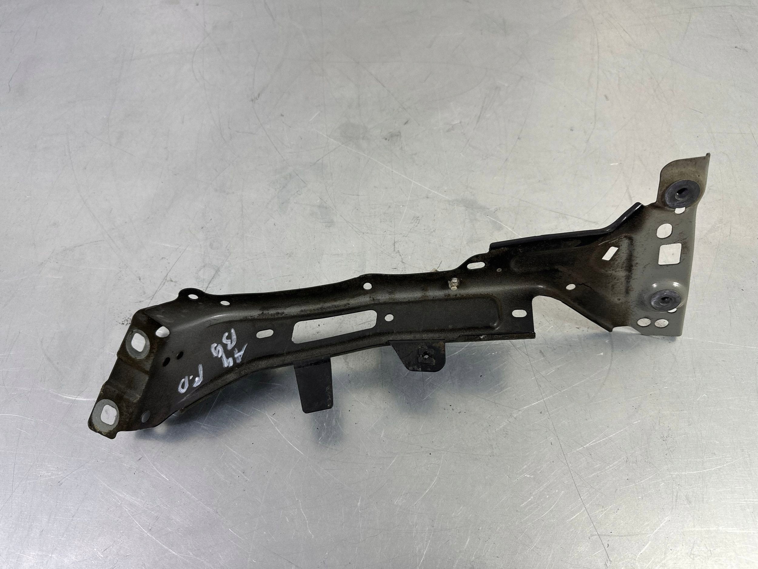 Audi A4 B9 Support Aile Avant Droit OEM 8W0821136 image 3