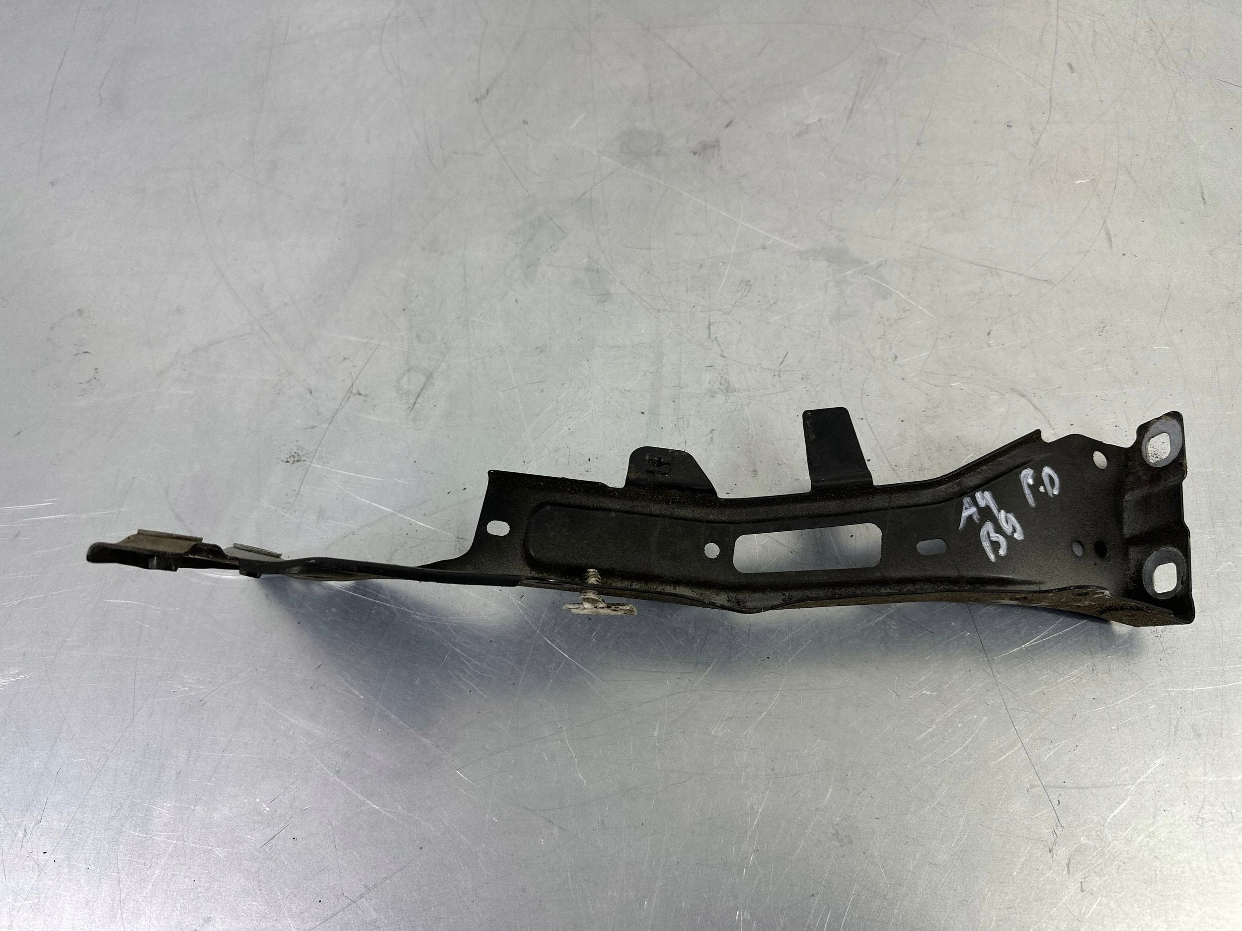 Audi A4 B9 Support Aile Avant Droit OEM 8W0821136 image 4
