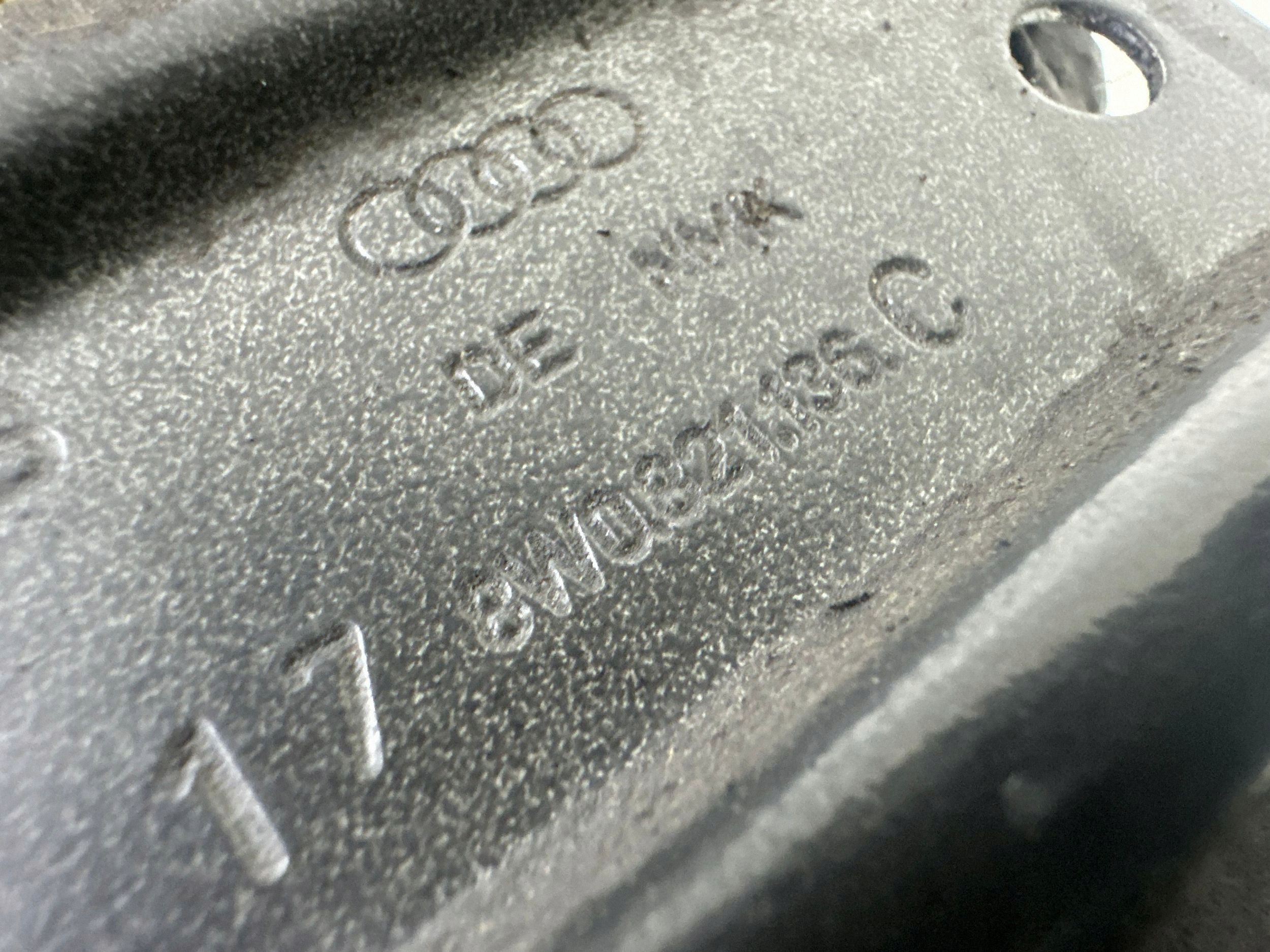 Audi A4 B9 Support Aile Avant Droit OEM 8W0821136 image 5