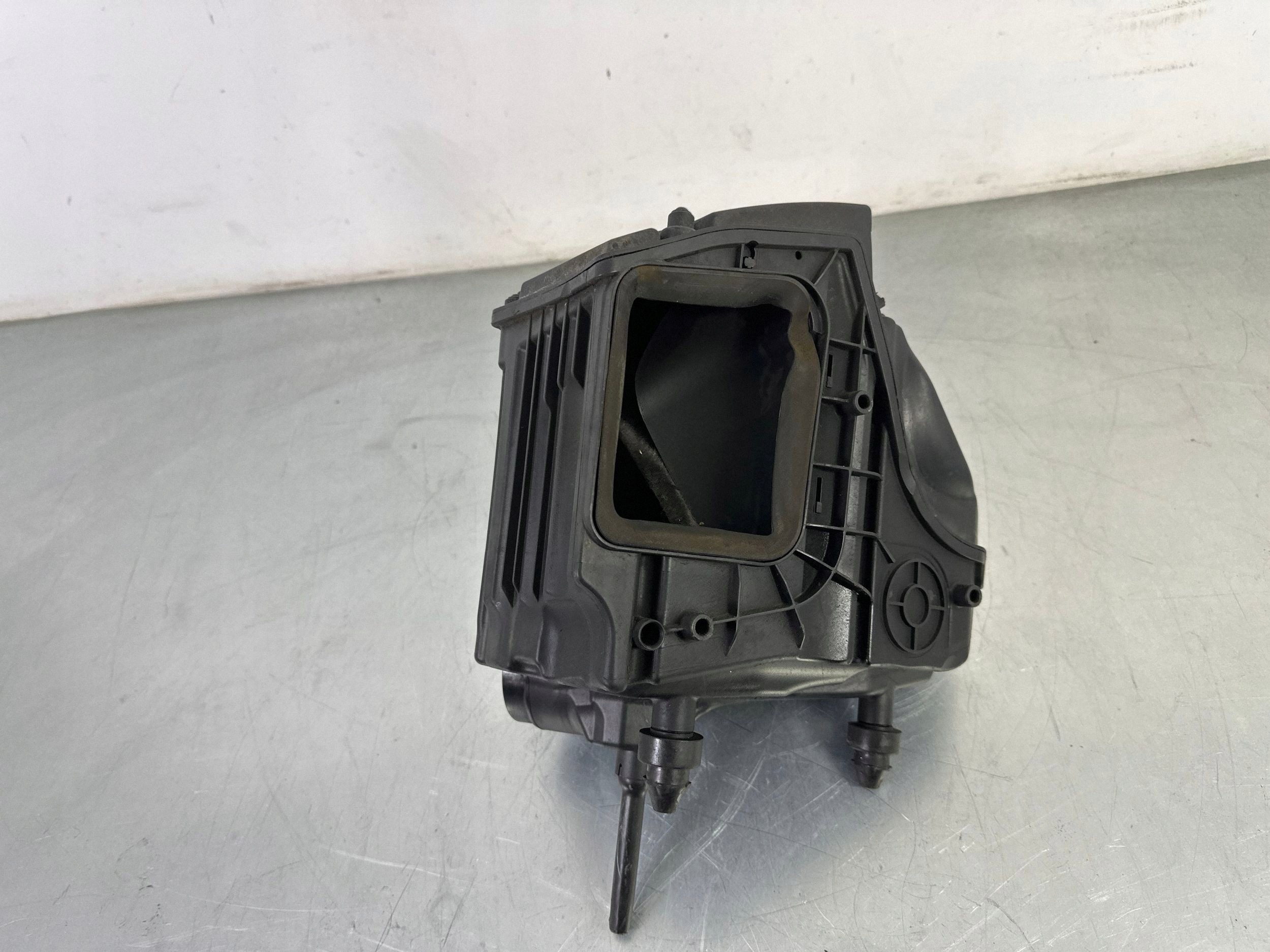 Audi OE 8W0133835T ilmansuodattimen kotelo