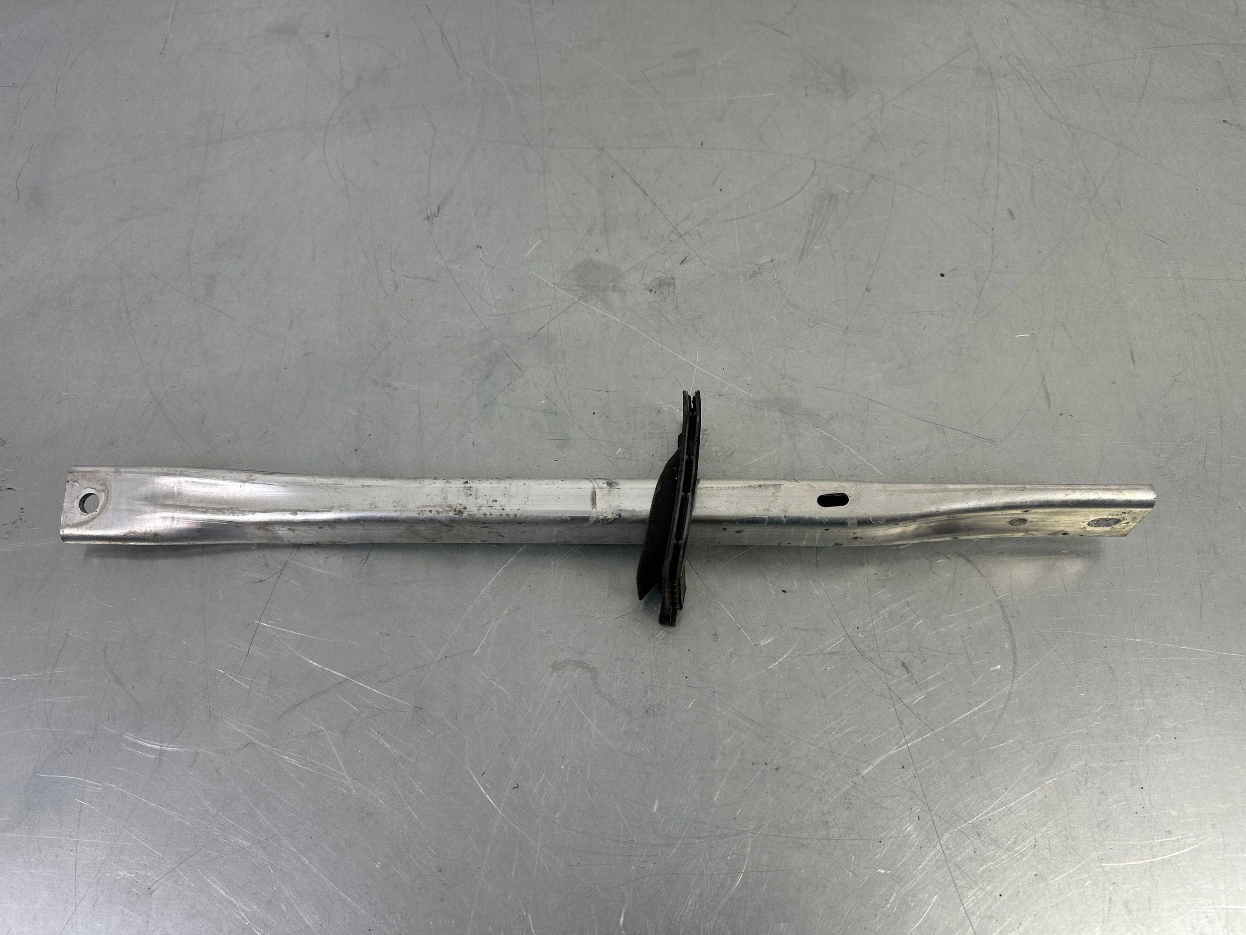 Etupenkin kiinnike Audi A5 8W0605646B image 2