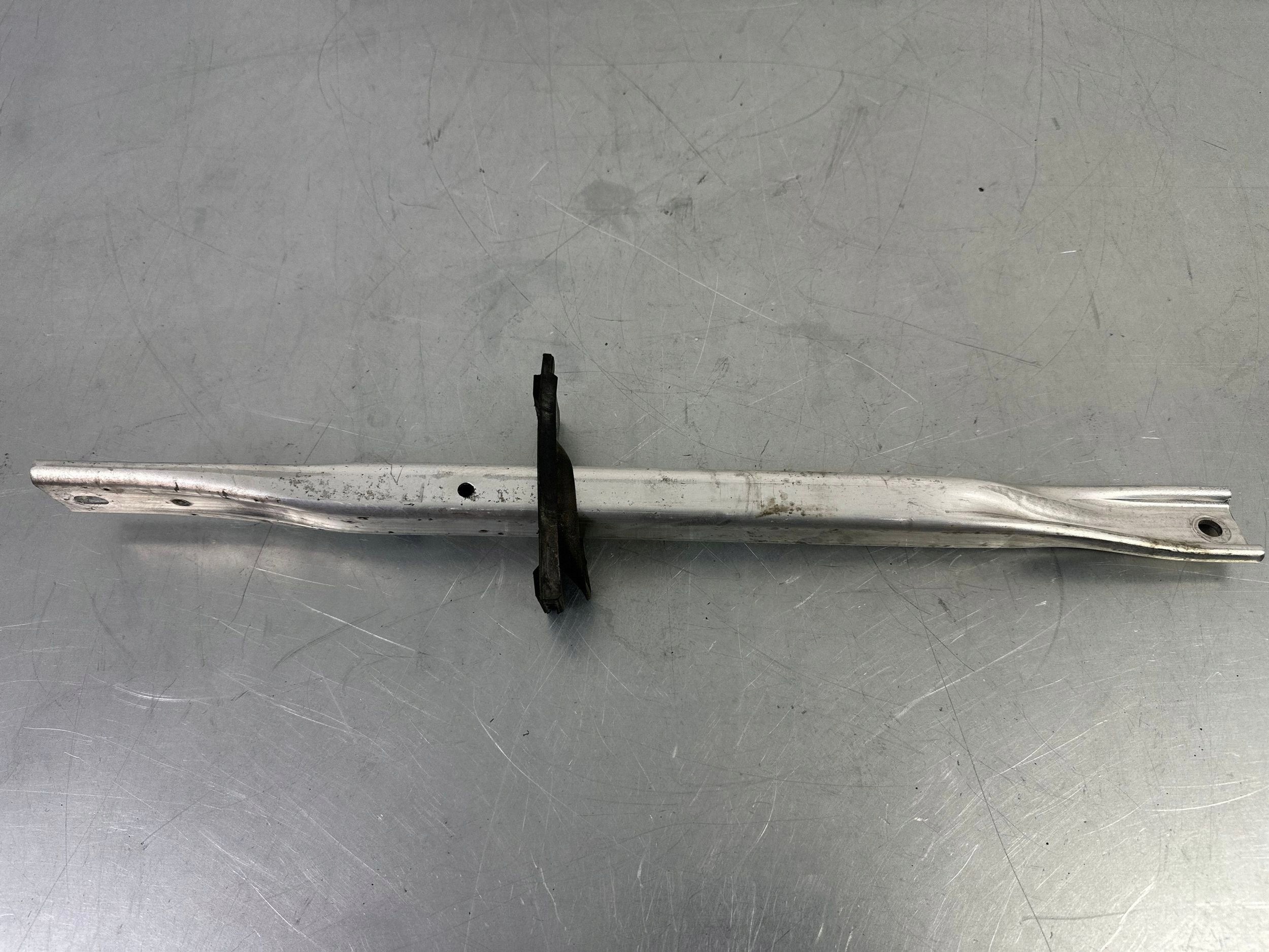 Etupenkin kiinnike Audi A5 8W0605646B