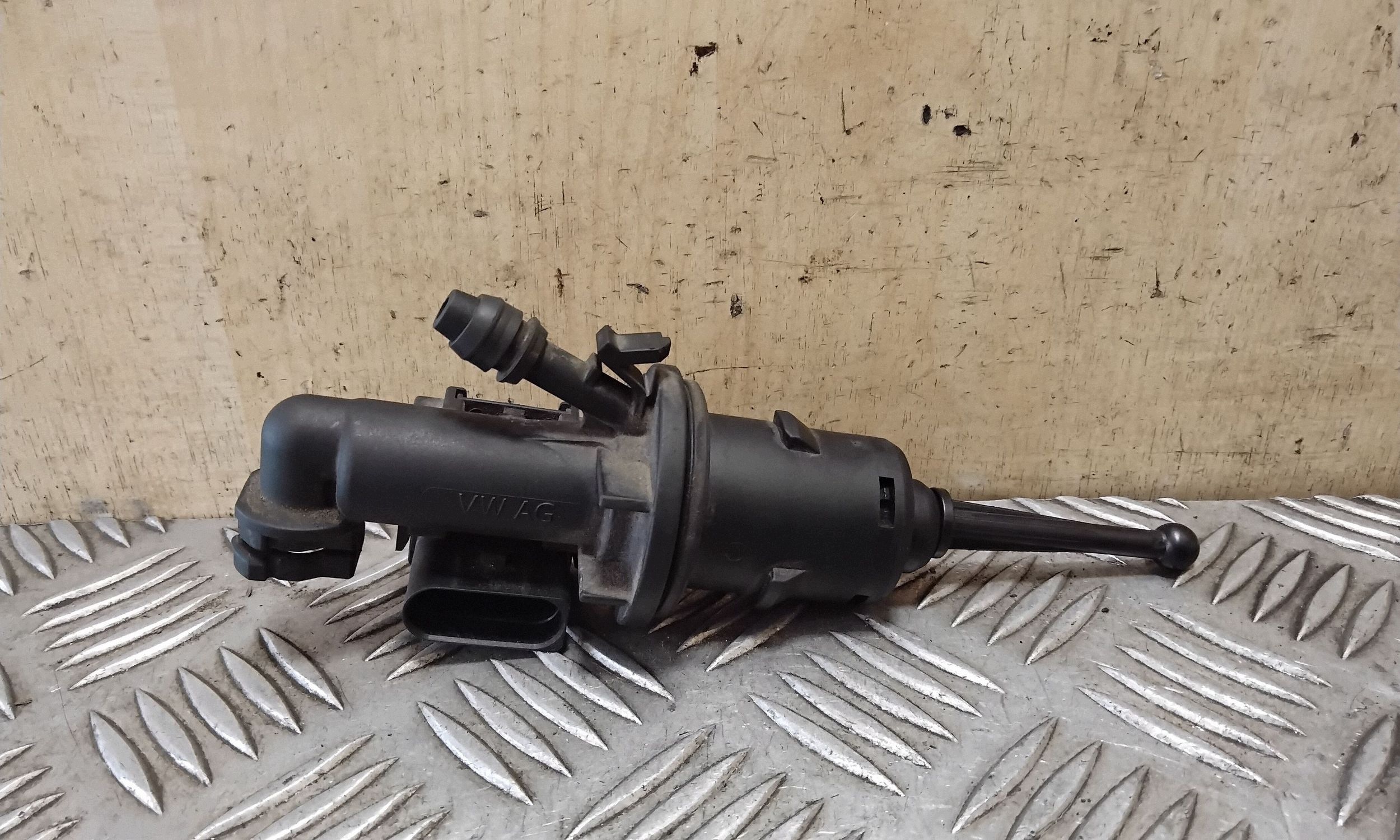 VW Passat CC - käytetty kytkinpumppu 3C0721388G