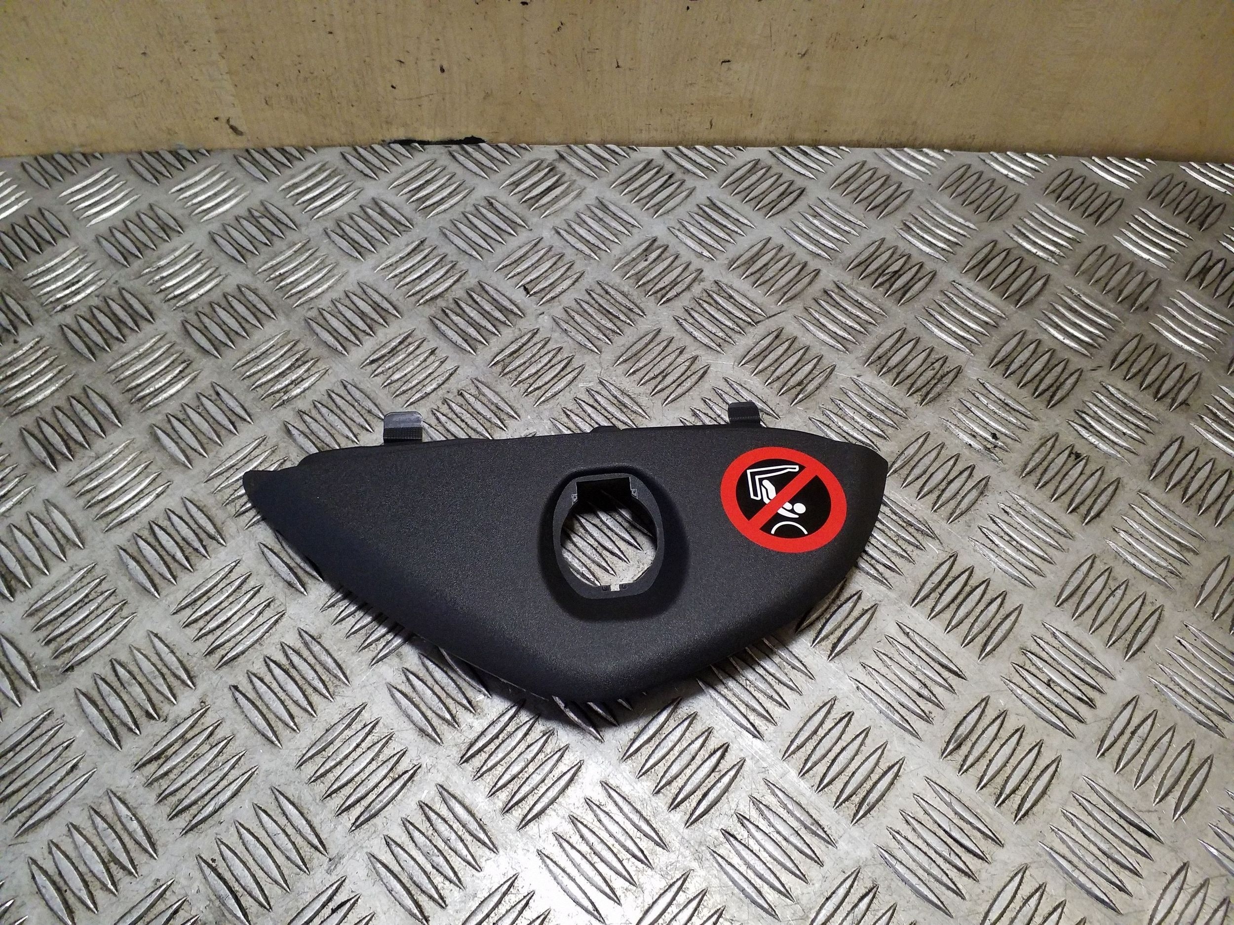 Volvo XC70 Side Dashboard Cover Left 30772170 image 2