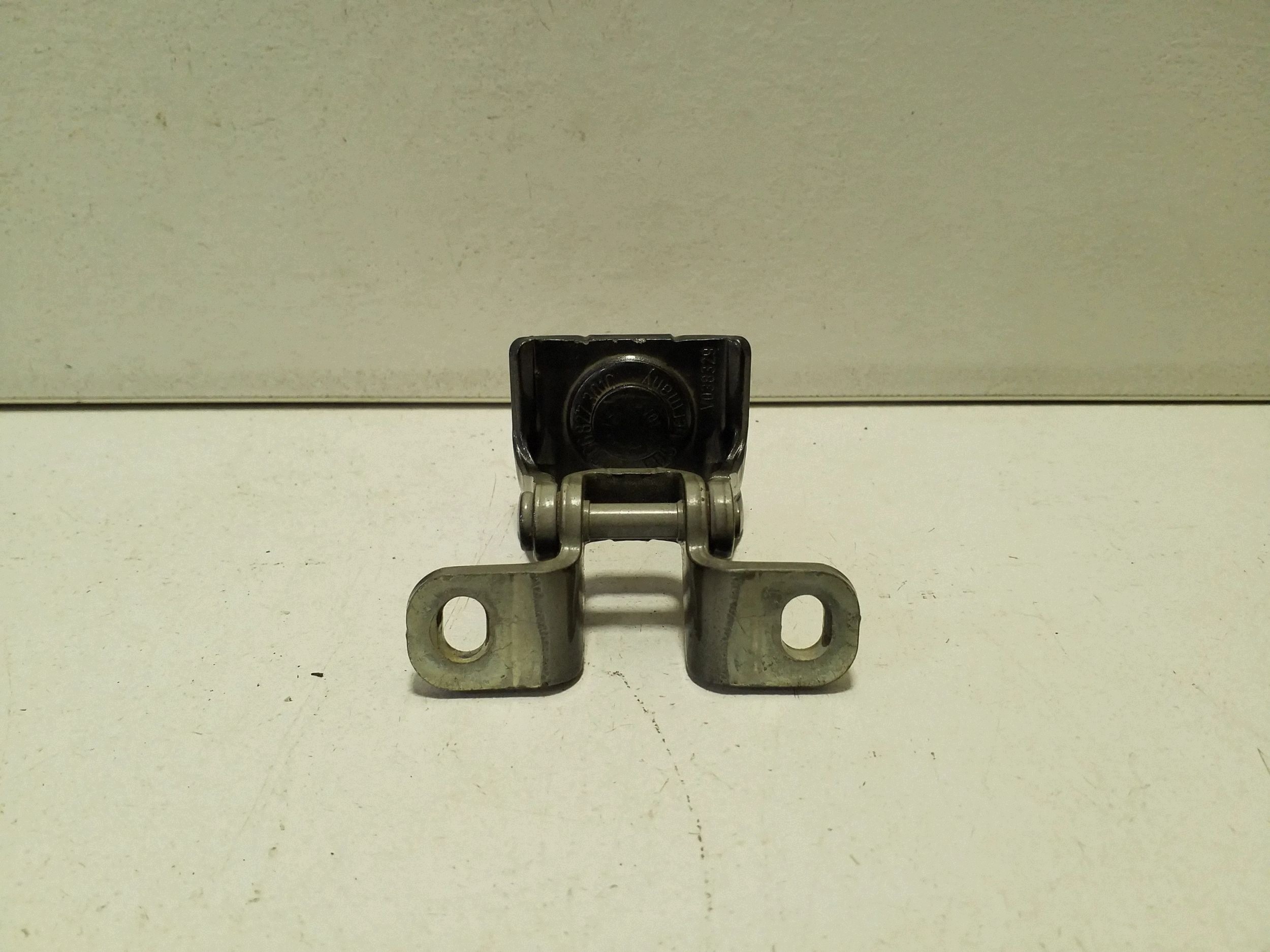 Skoda Kamiq Tailgate Hinge Left Side OEM 5G0827301C image 3