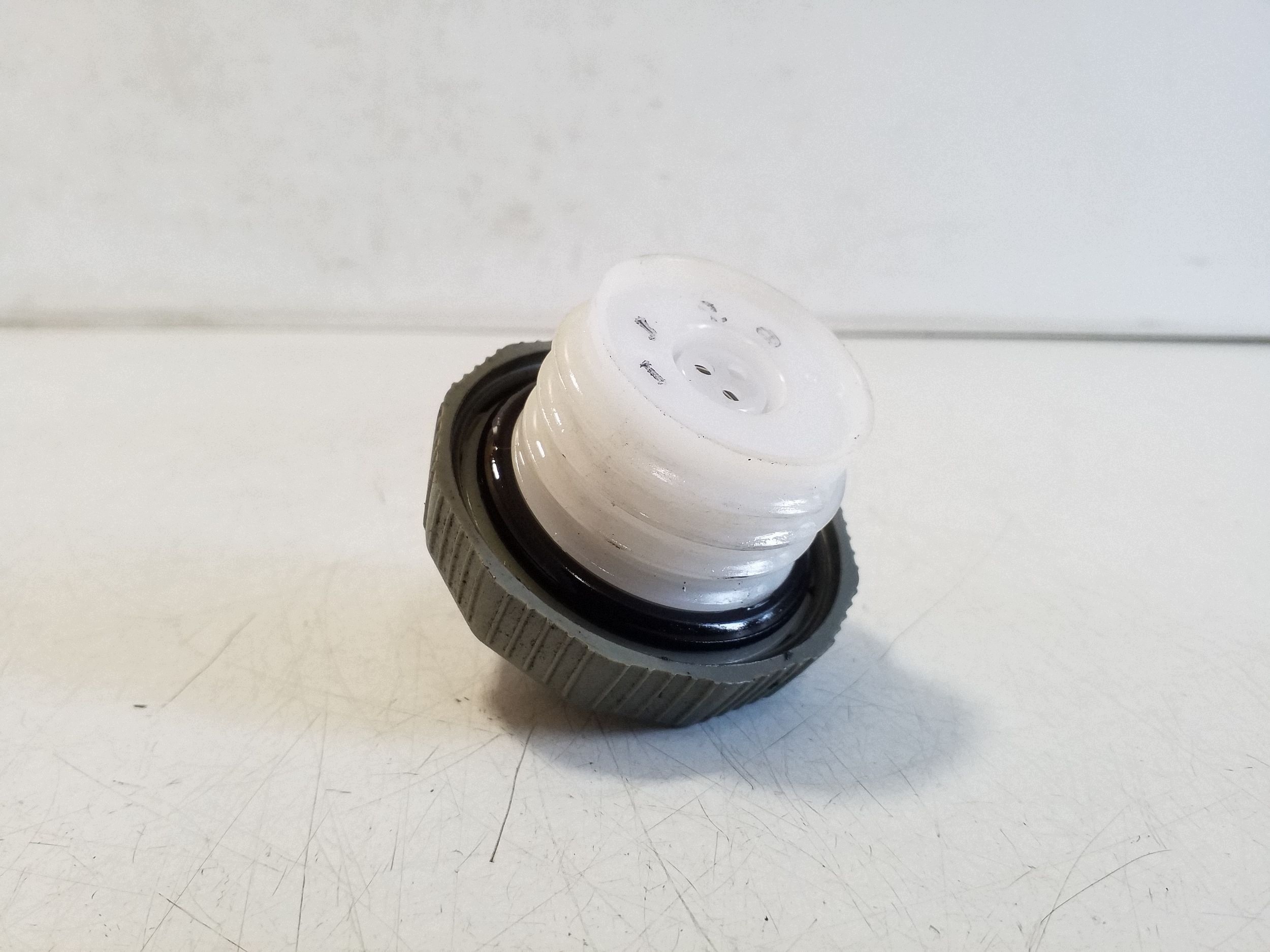 Mitsubishi L200 Polttoainetäyttökorkki OEM VAL271825