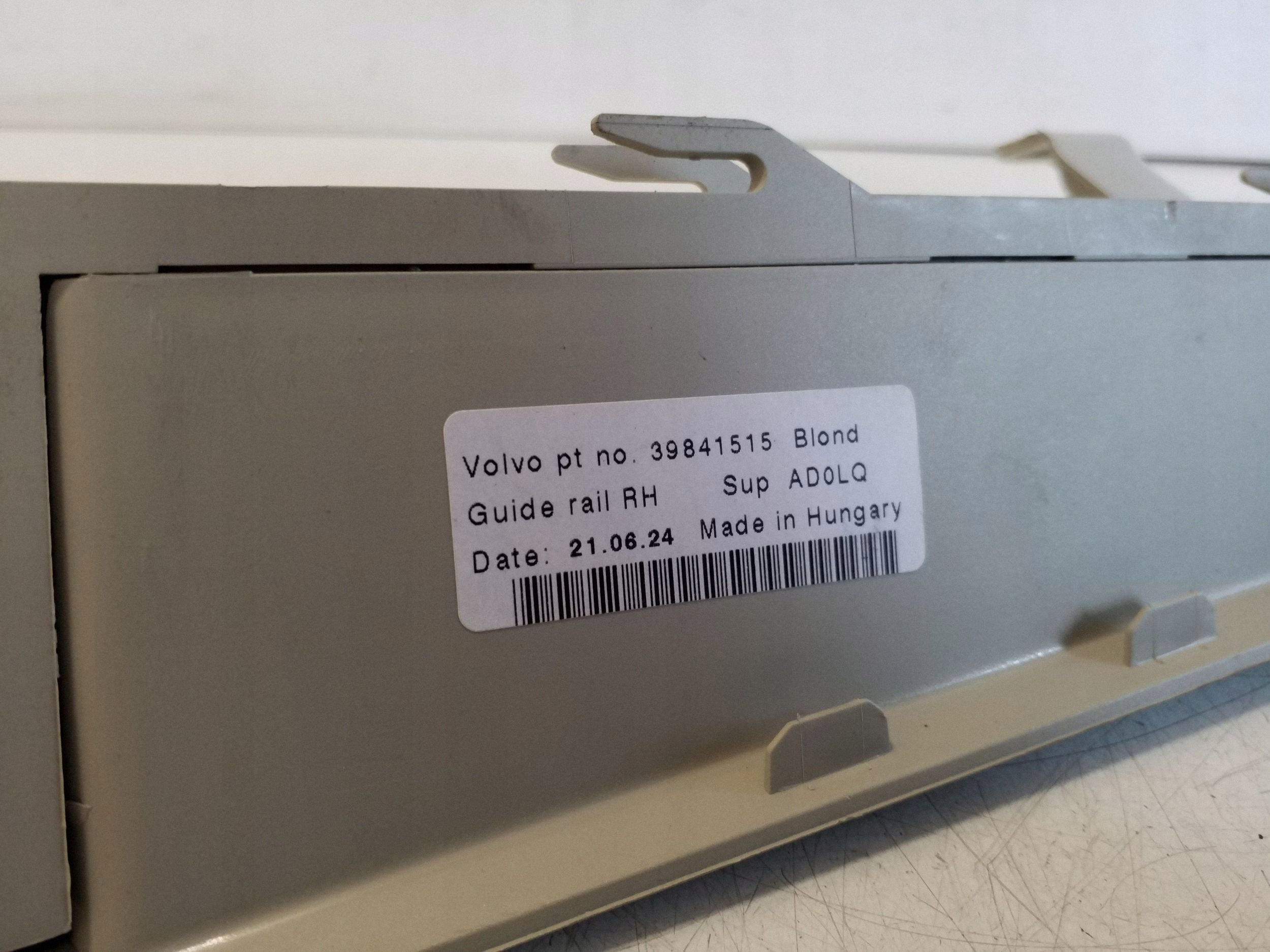 Volvo XC60 2023 tavaratilan rullaverhon kiinnike