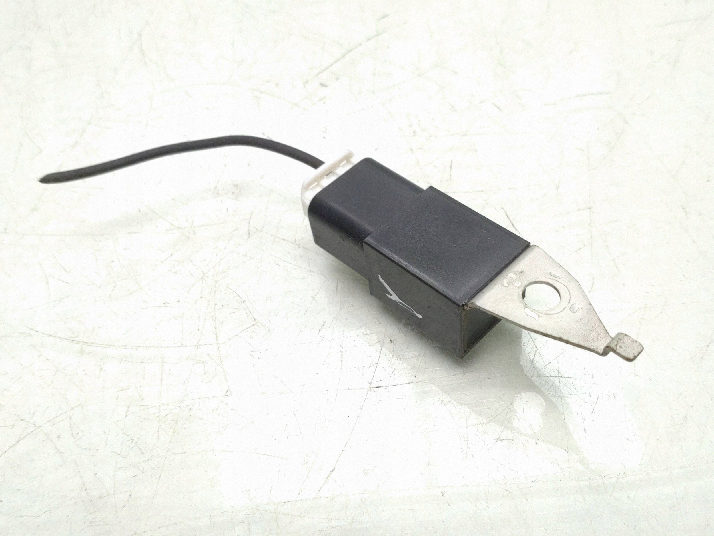 Toyota R/20 rele kondensaattori 90980-04148