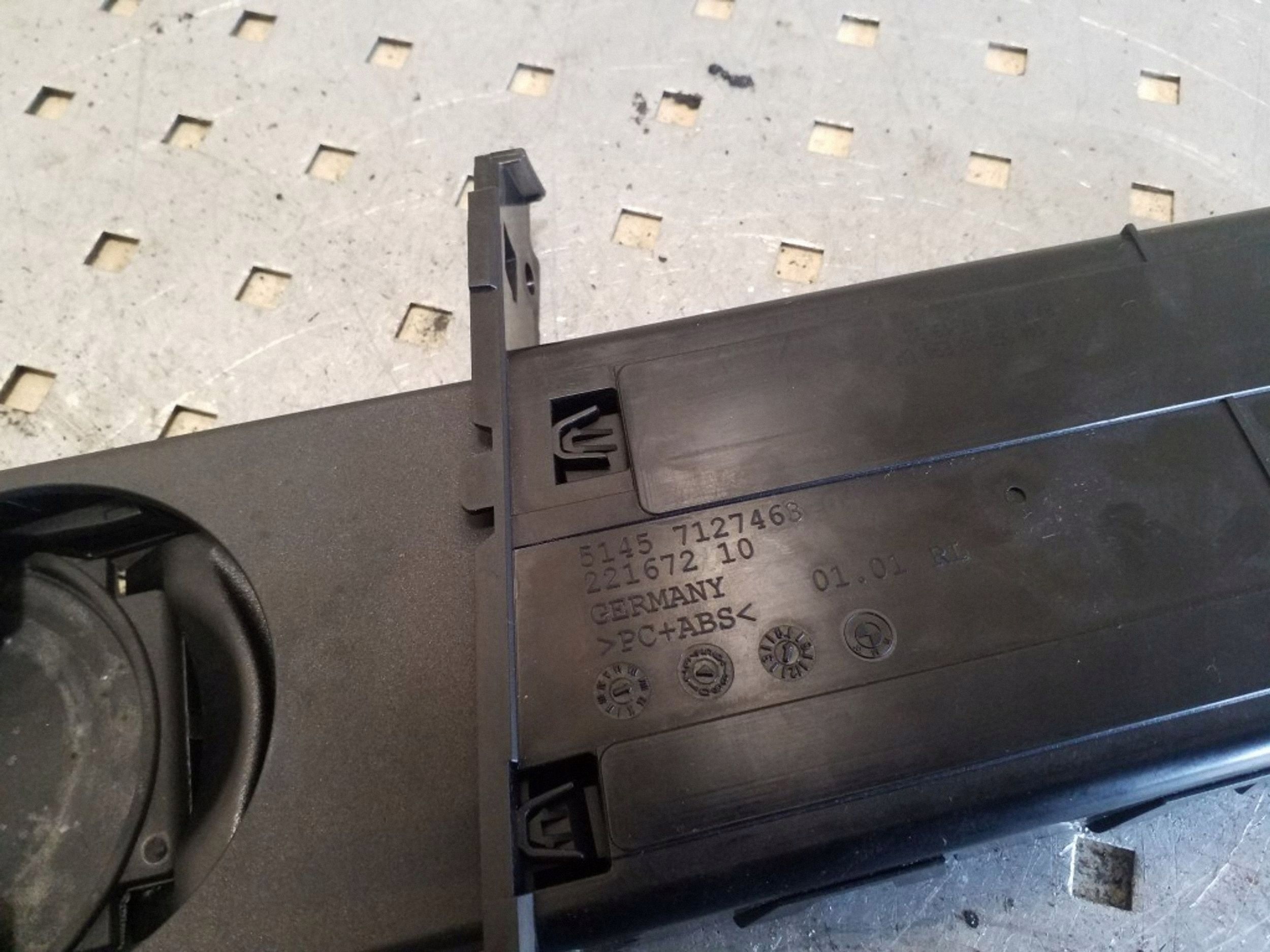 Support de gobelet BMW E90 E91 04-08 image 3