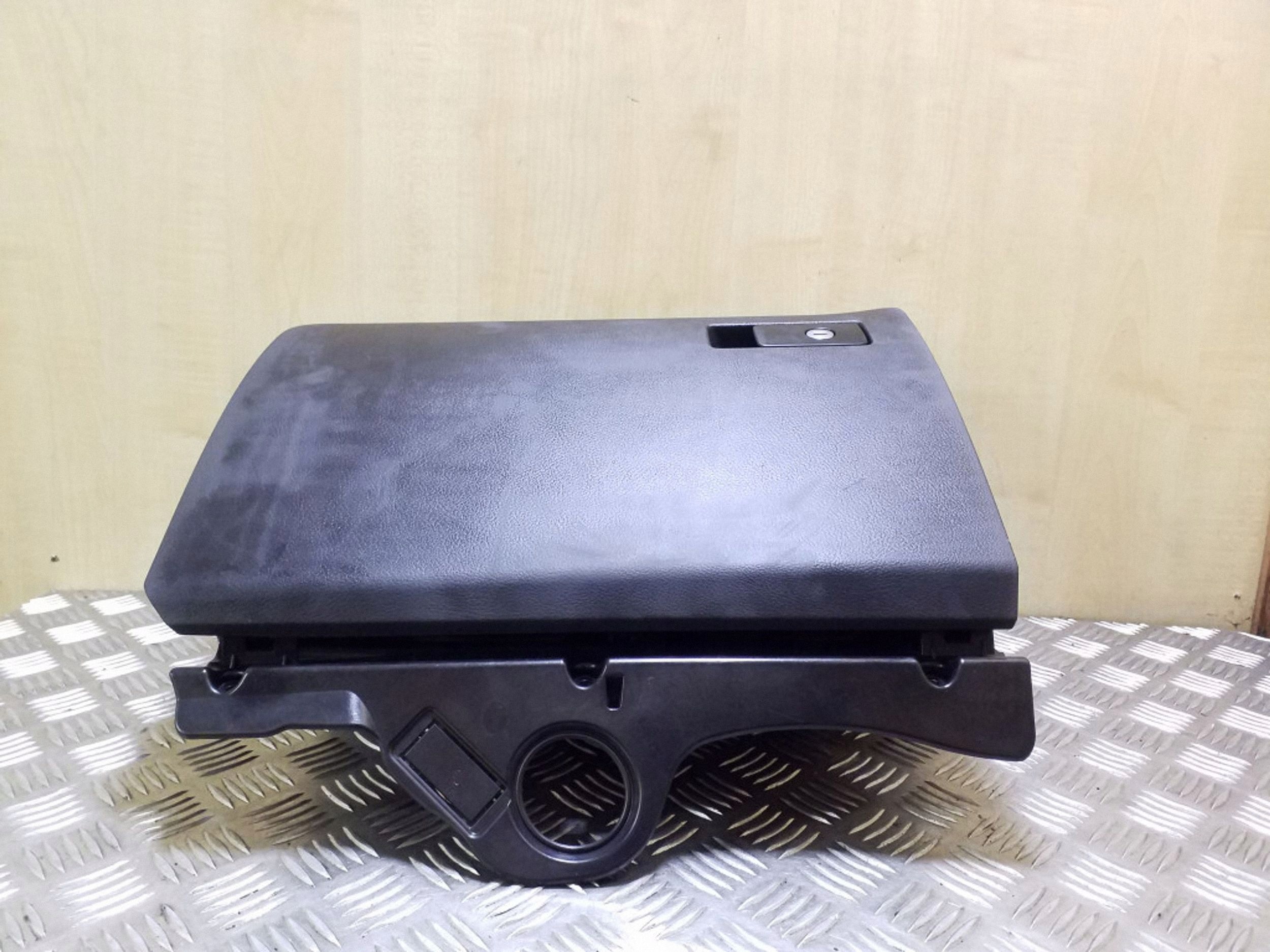 Volkswagen Passat B6 hansikaslokero 3C2857101