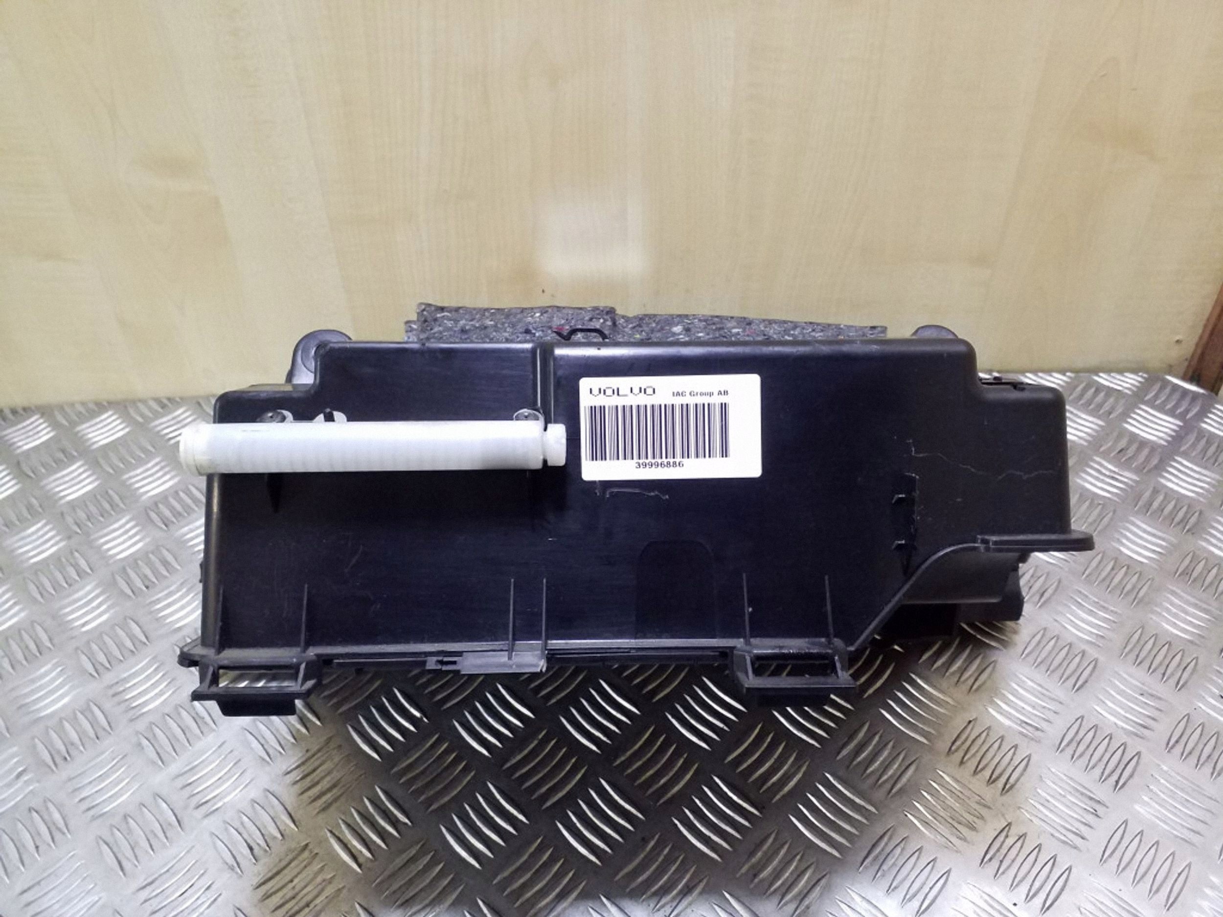 Volvo XC70 2008 Hansikaslokero 30676279