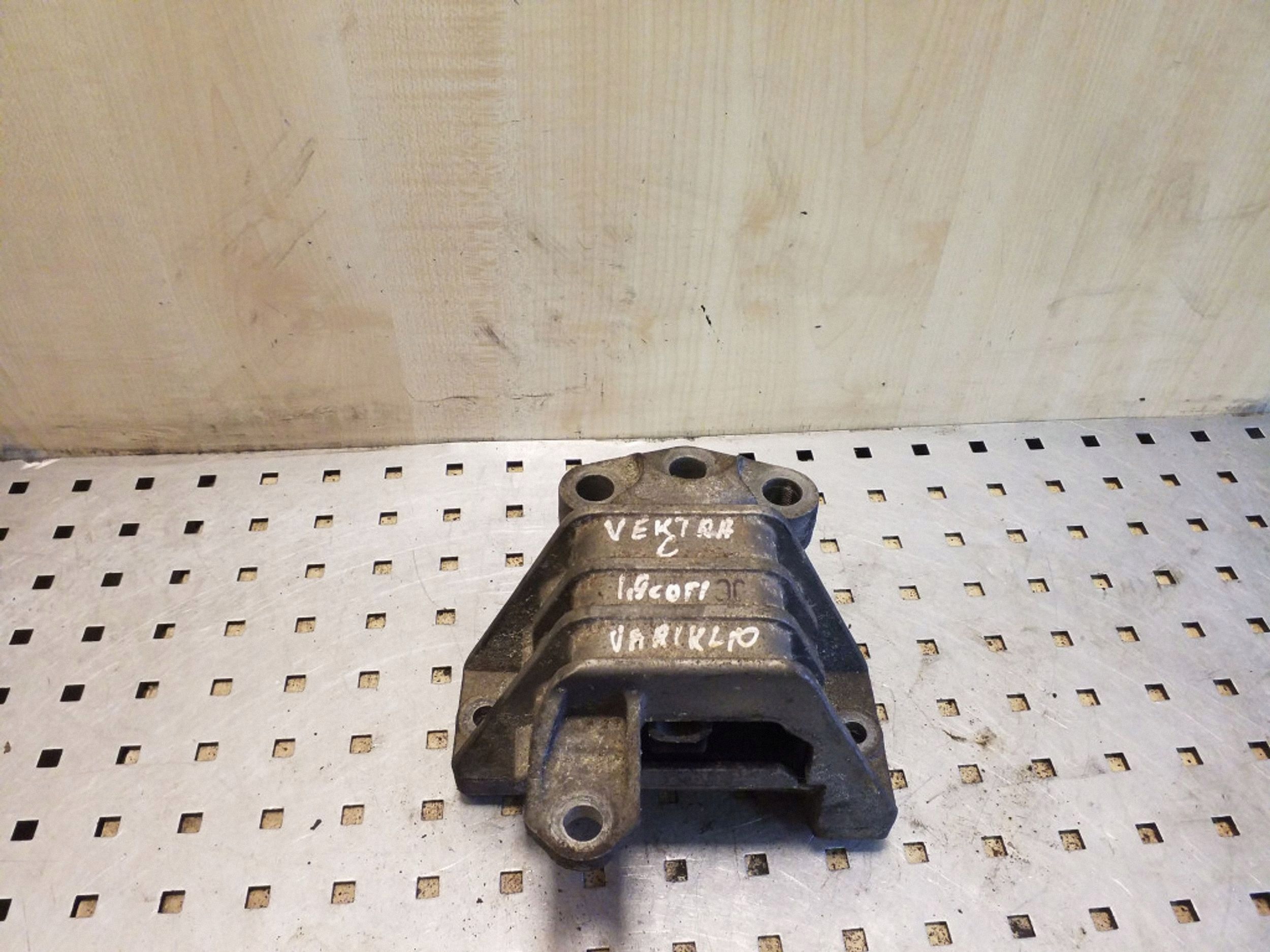 Motorlager vorne Opel Vectra C GTS 1.9 CDTI 88kW 2007 OEM 210446111 image 2