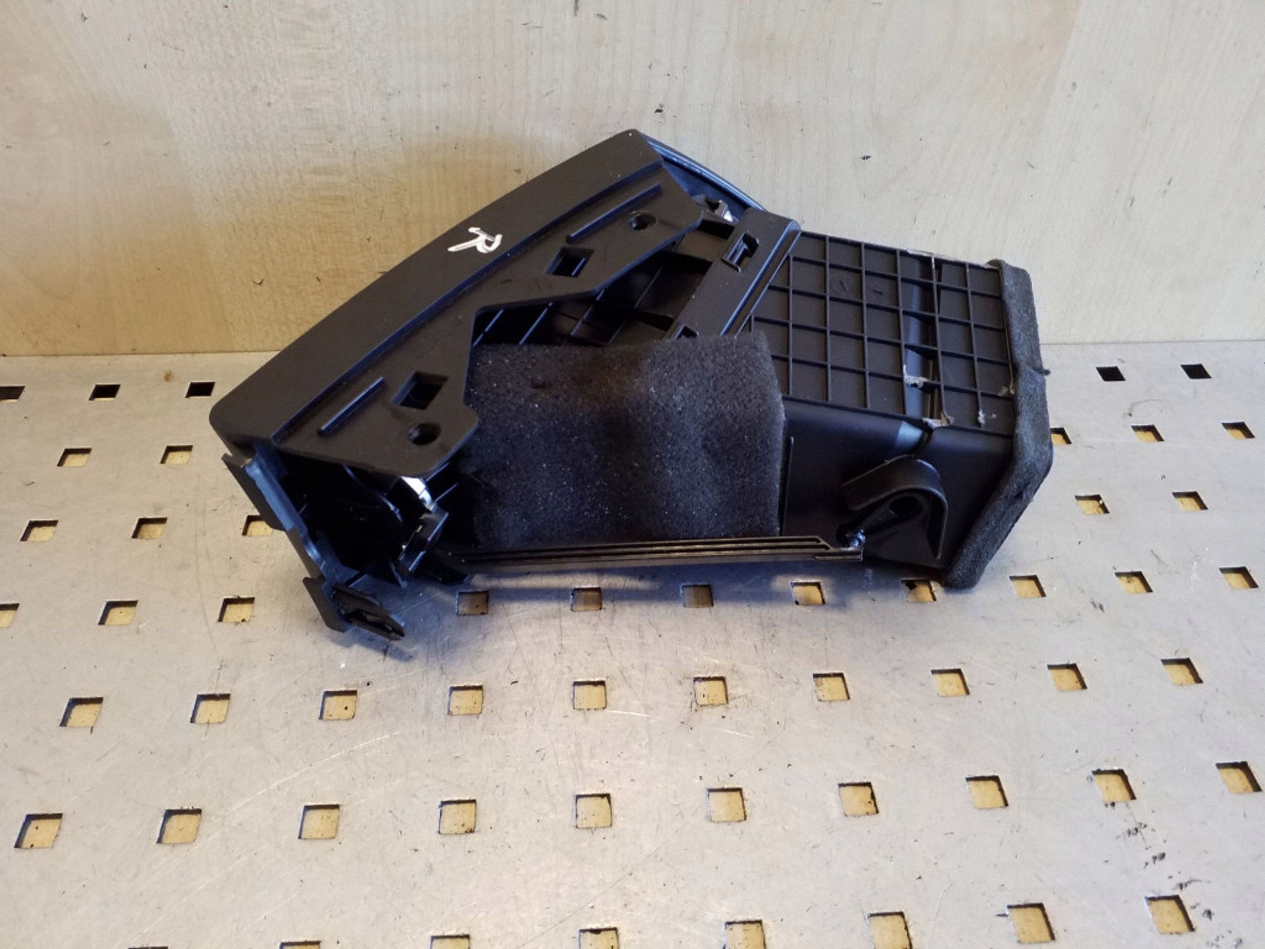 Ilmanvaihtoritilä oikea Hyundai i40 3Z974-90000