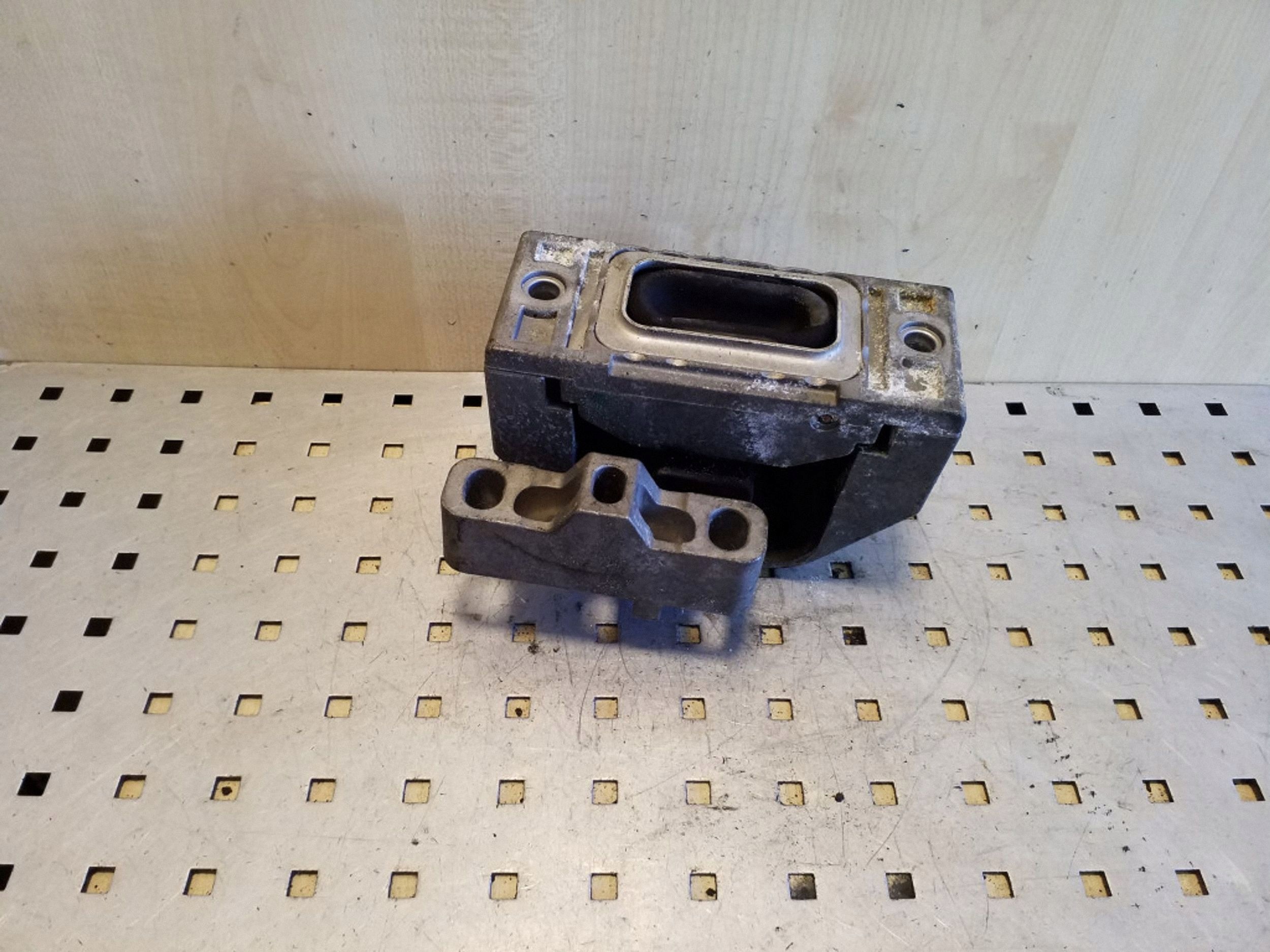 Audi A3 (8L1) etumoottorin alusta 1J01992262AN