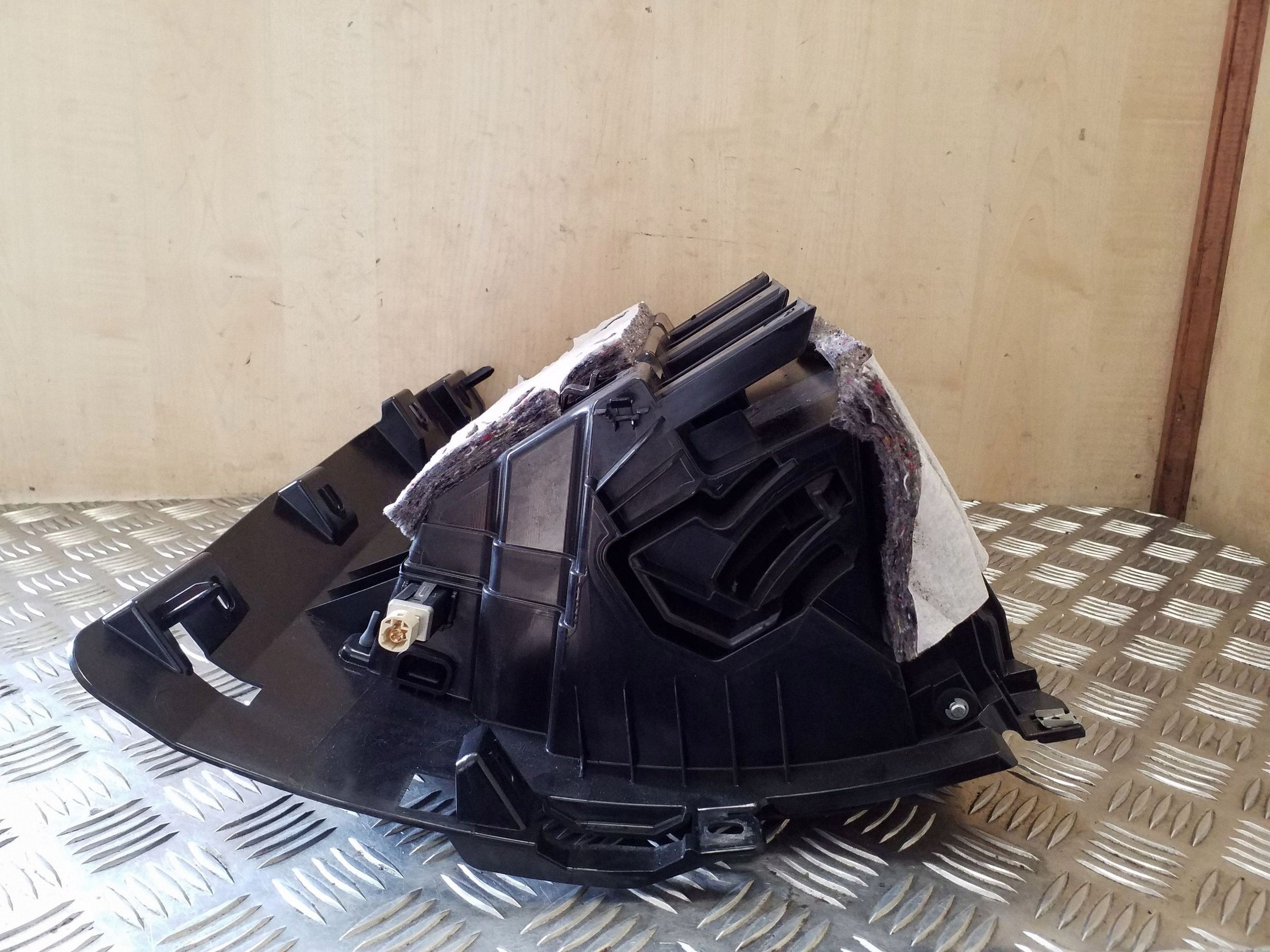 BMW X1 E84 Coffre à gants tableau de bord image 4