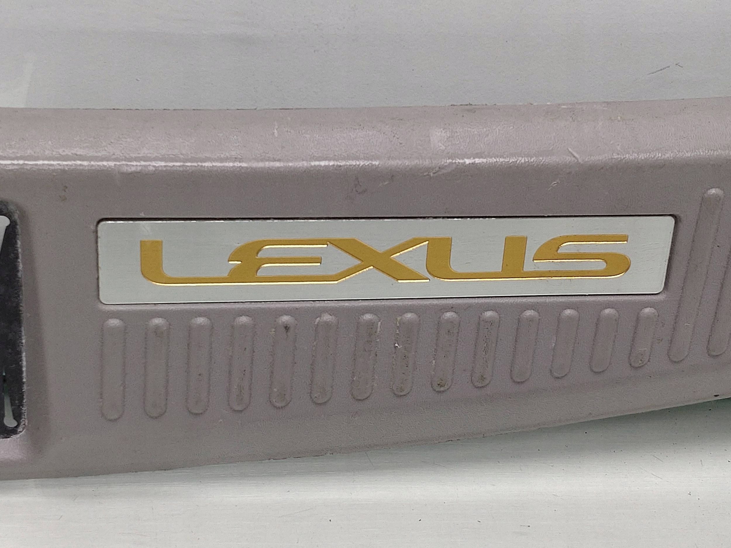 LEXUS SC tavaratilan suojalista 5838724010