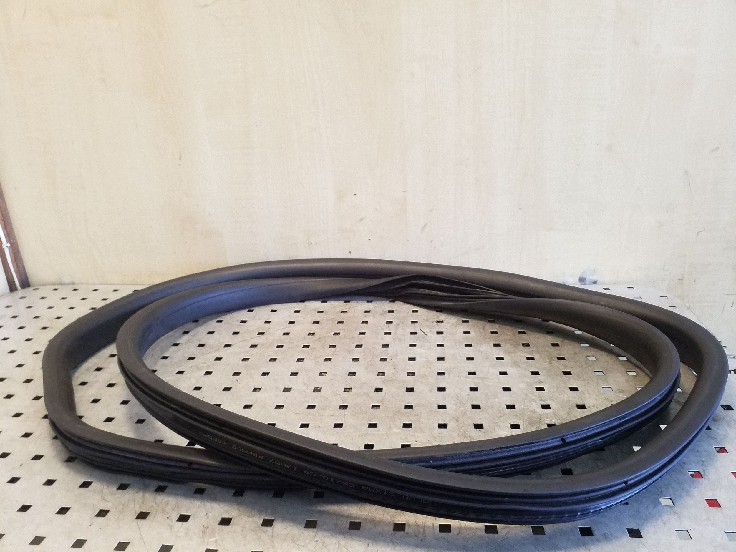 Volvo XC60 Etuoven Tiiviste Oikea VAL101384 image 3