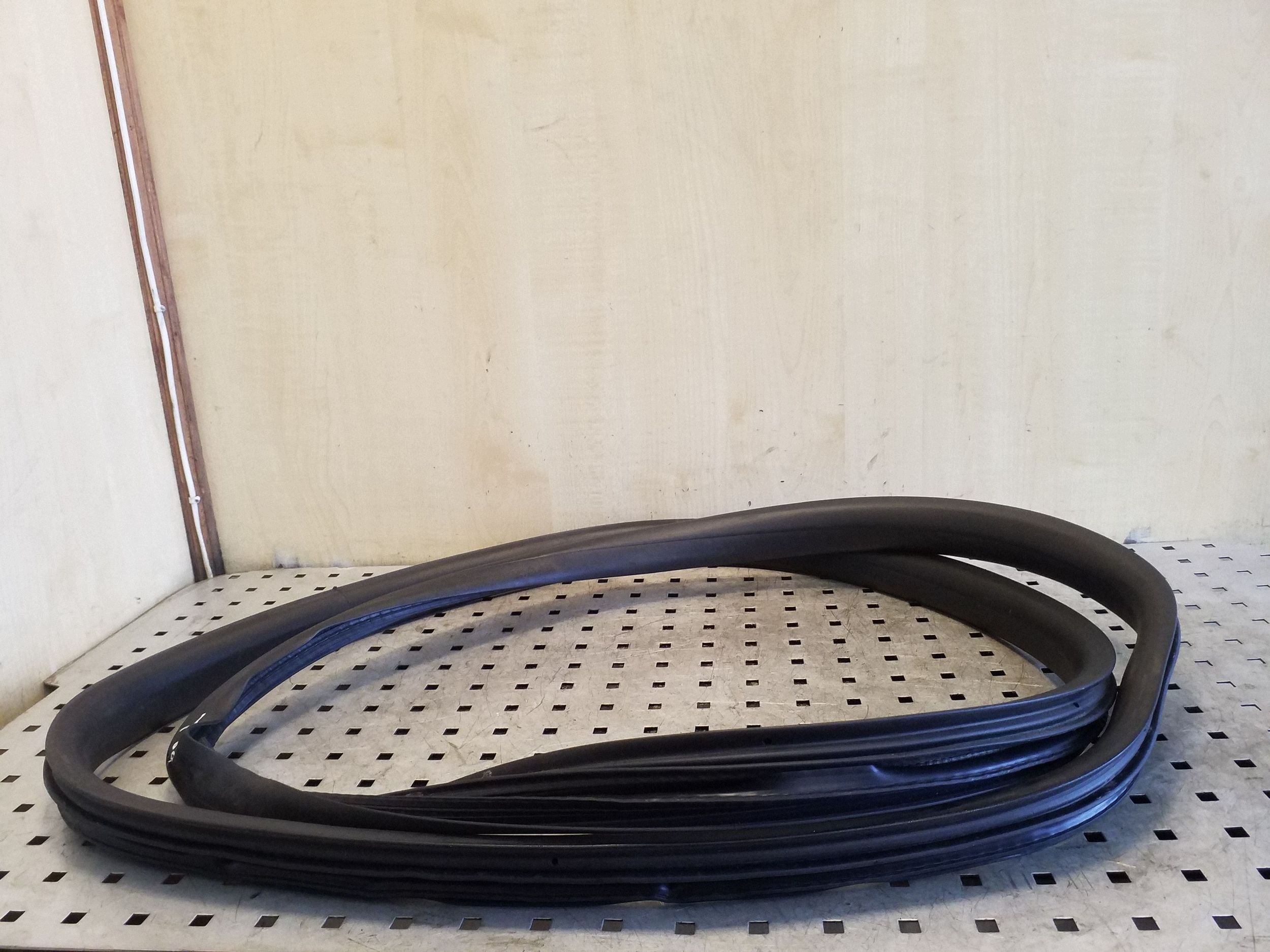 Volvo XC60 Deurrubber Voor Links VAL101386