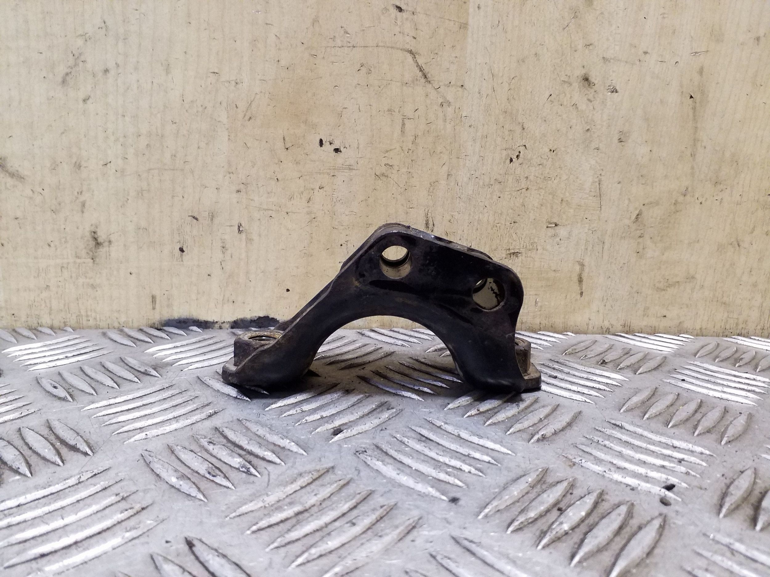 Mercedes ML W164 Front Stabilizer Bracket Right OEM VAL131368