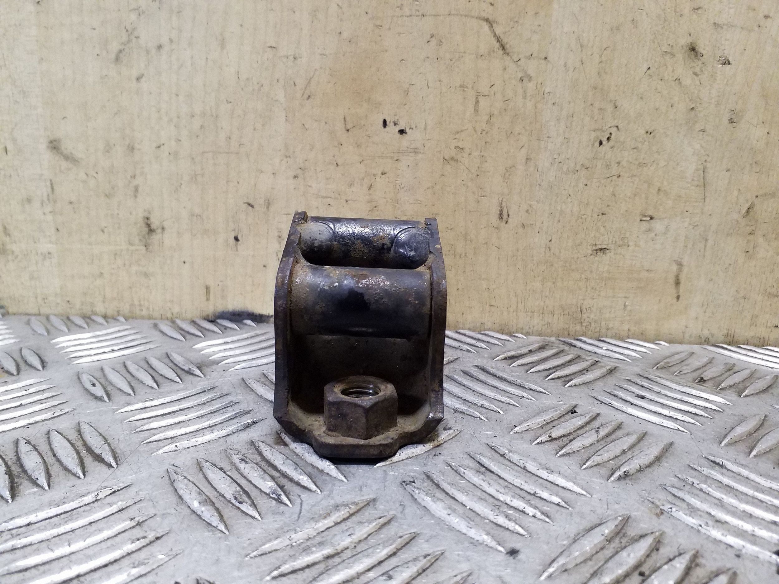 Etustabilisaattorin kiinnike ML W164 oikea image 3