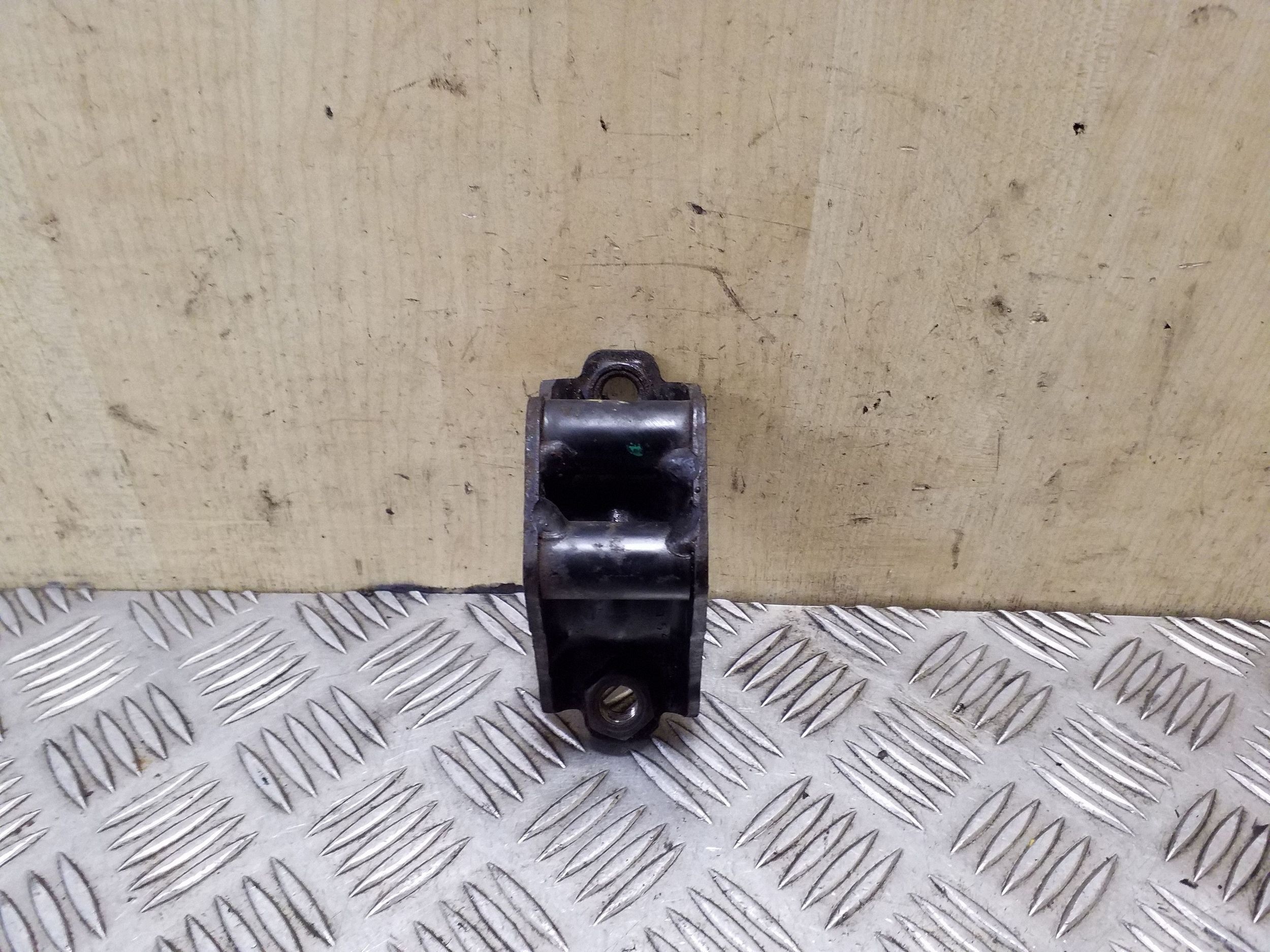 Mercedes ML W164 Front Stabilizer Bracket Left VAL131369 image 2