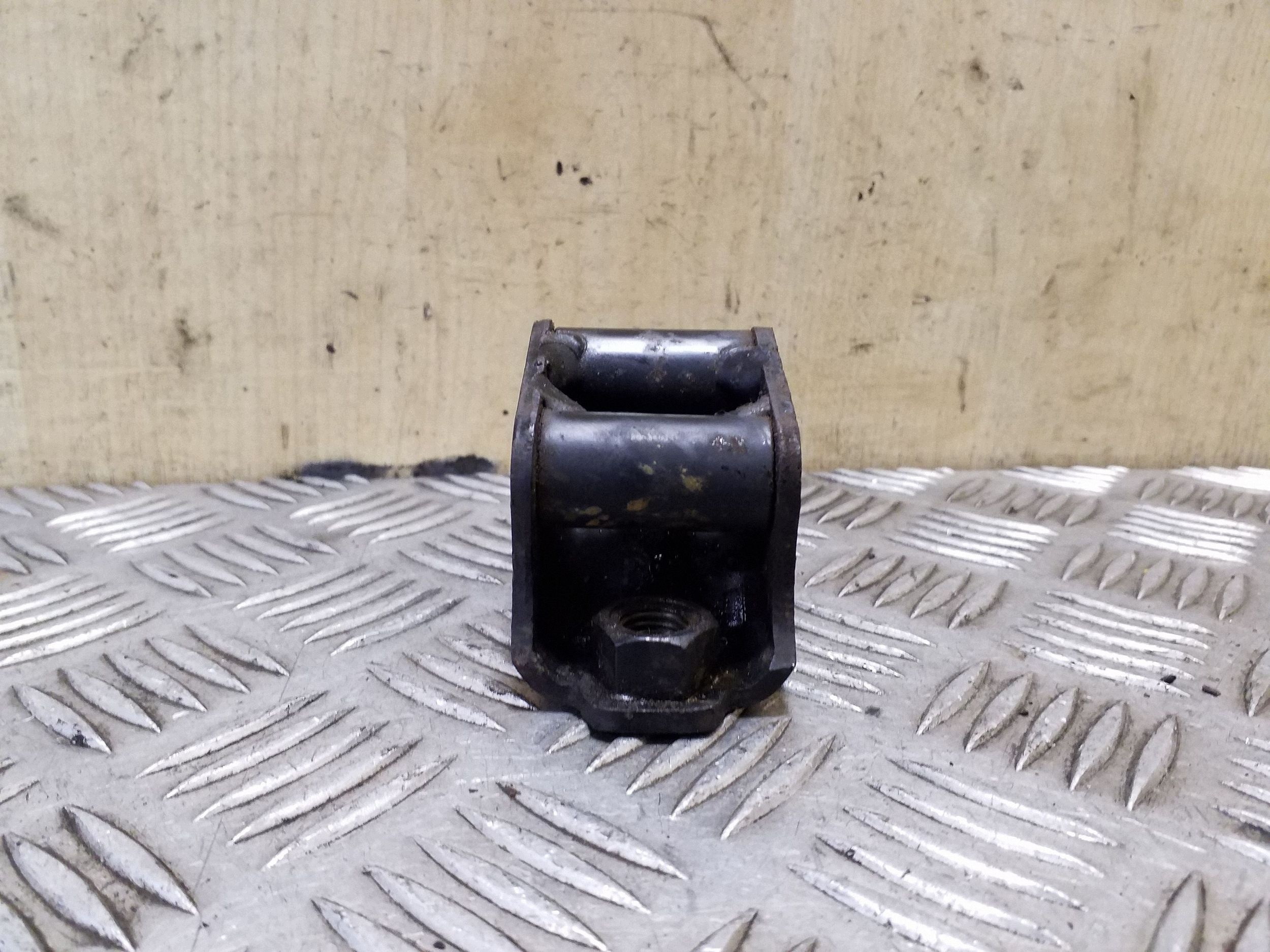 Mercedes ML W164 Front Stabilizer Bracket Left VAL131369 image 3