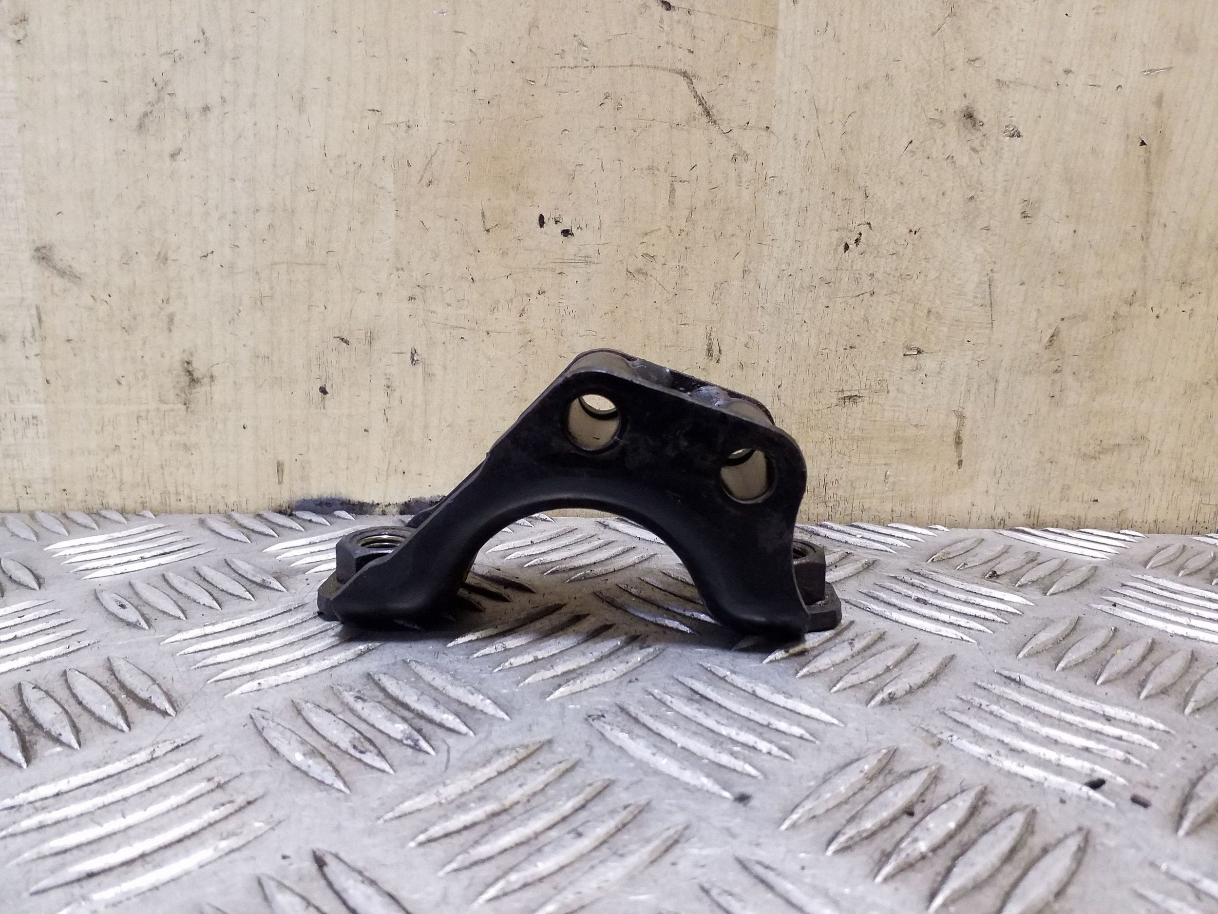Mercedes ML W164 Front Stabilizer Bracket Left VAL131369 image 4