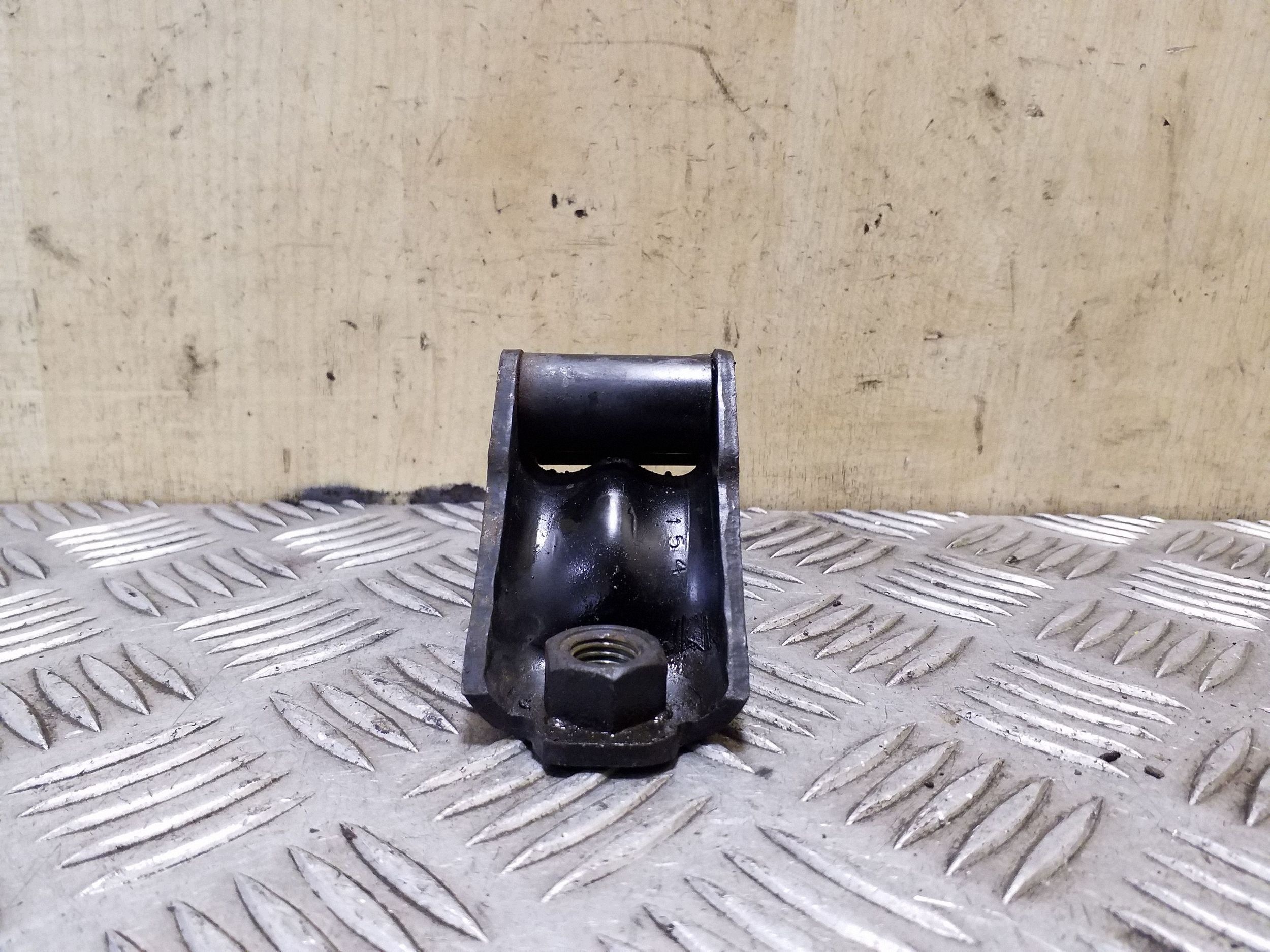 Mercedes ML W164 Front Stabilizer Bracket Left VAL131369 image 5