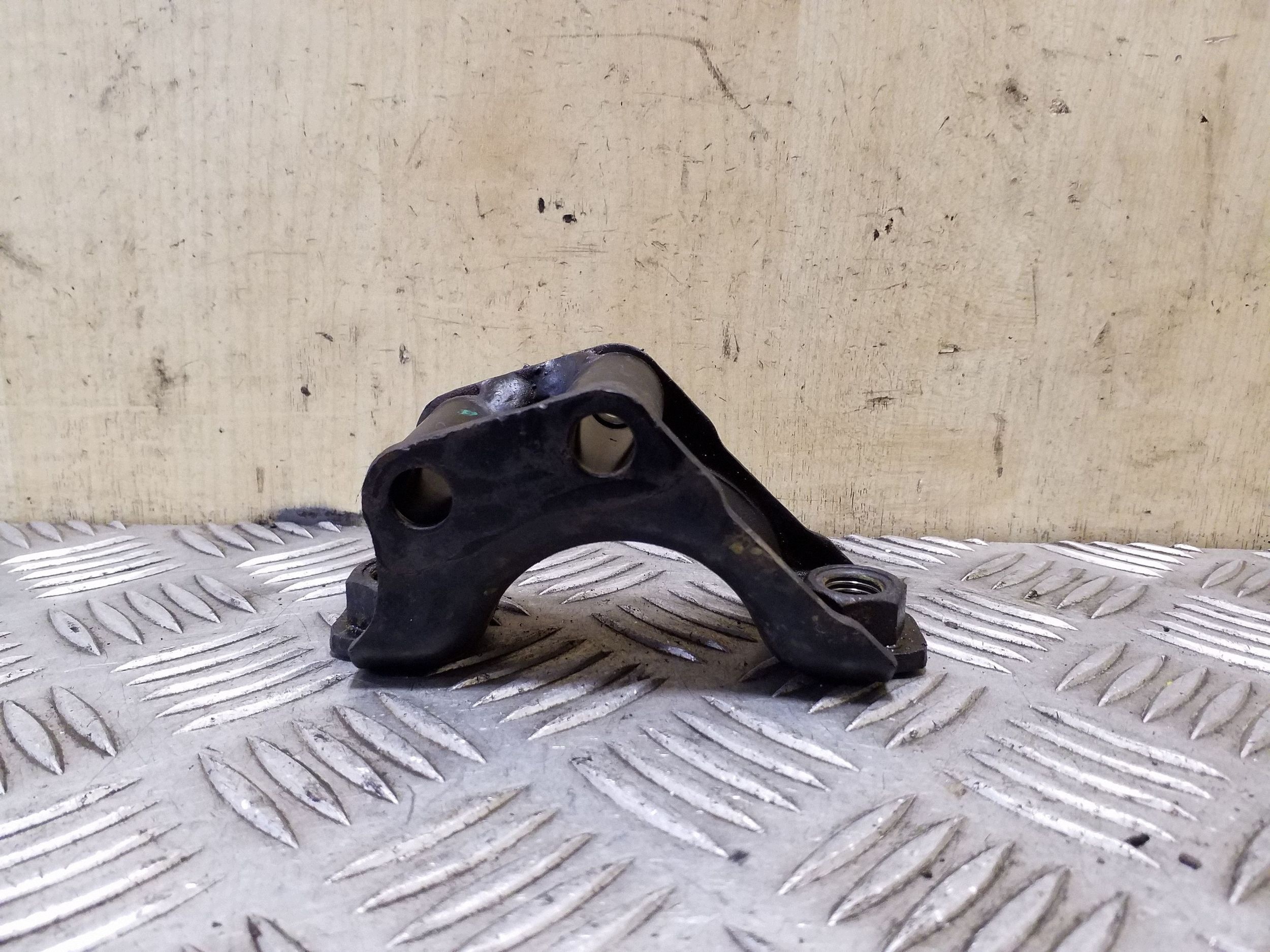 Mercedes ML W164 Front Stabilizer Bracket Left VAL131369 image 6
