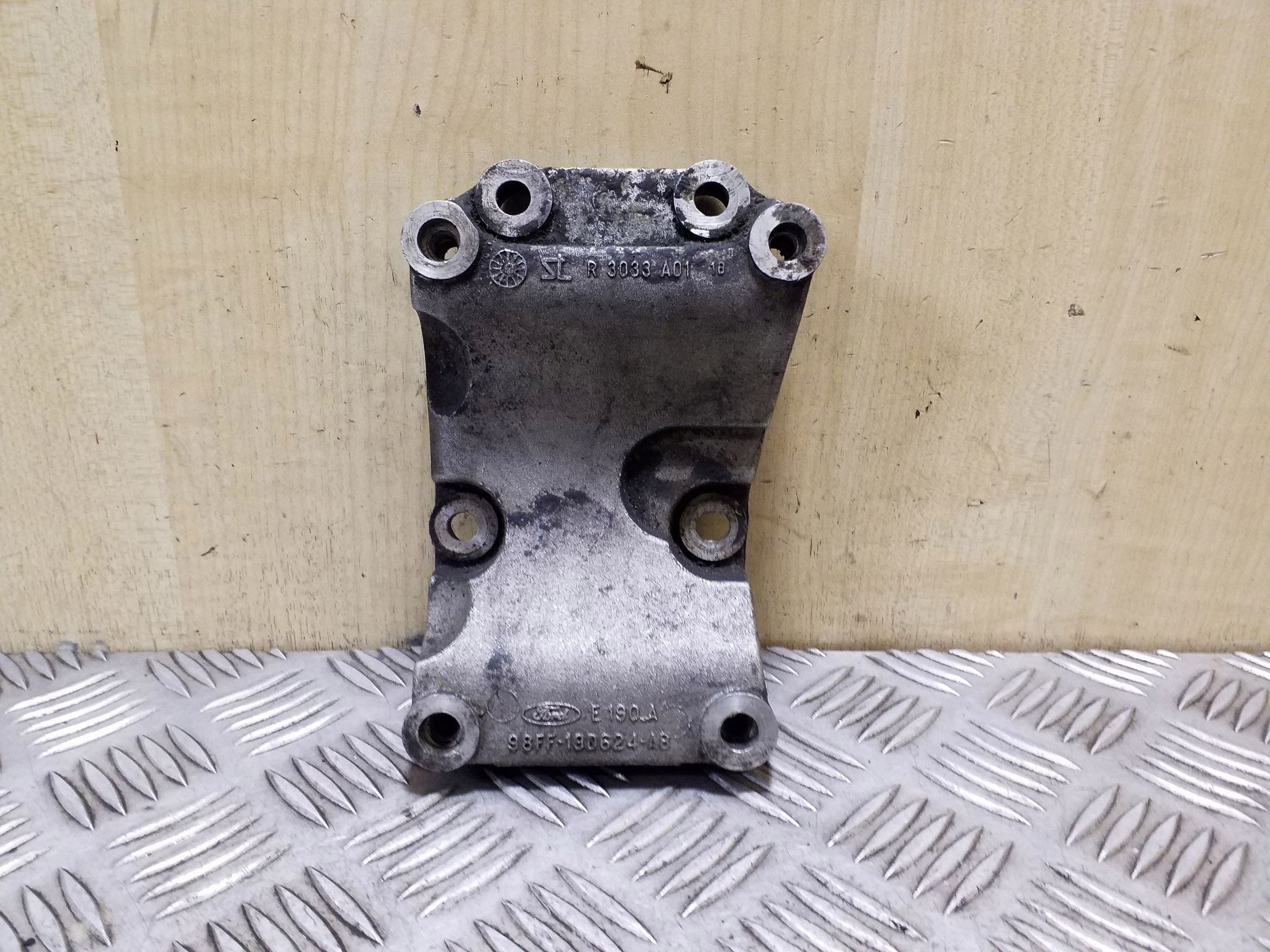 AC Compressor Mounting Bracket FORD 98FF190624AB 1.8L 92kW image 2