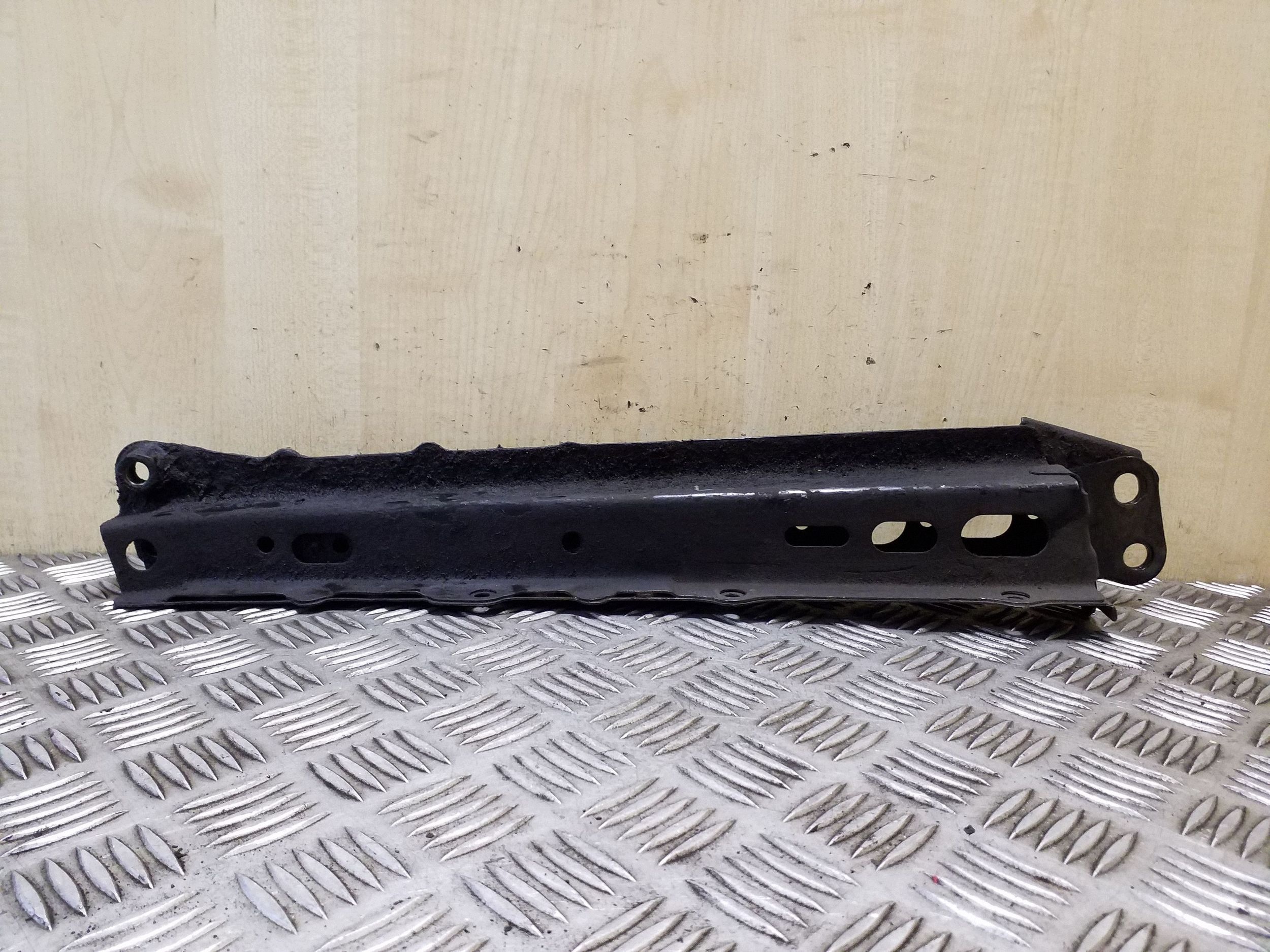 Soporte cinturón delantero Toyota Avensis T270 lado derecho