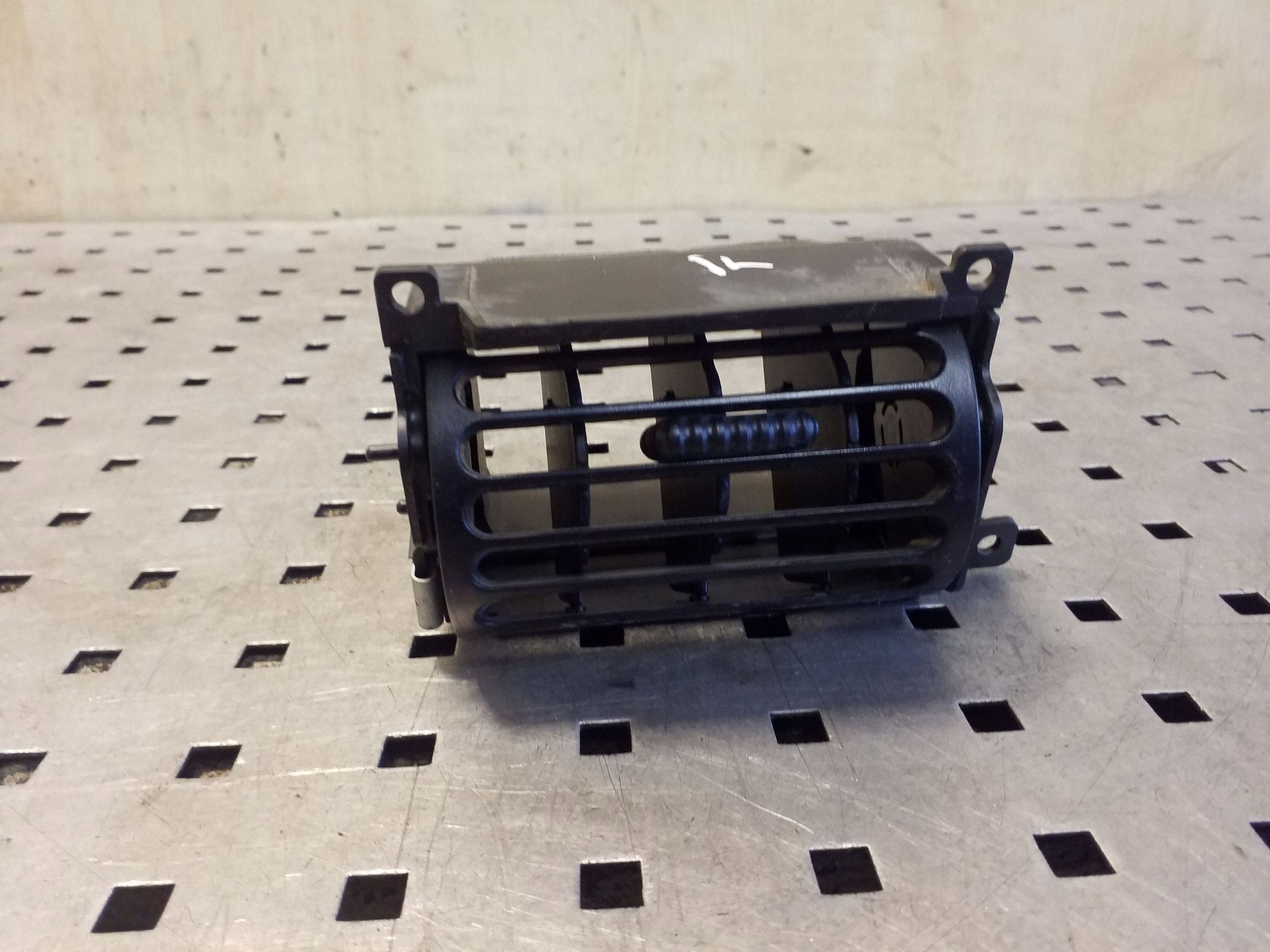 Opel Frontera B Right Dash Vent 8971465490 image 2