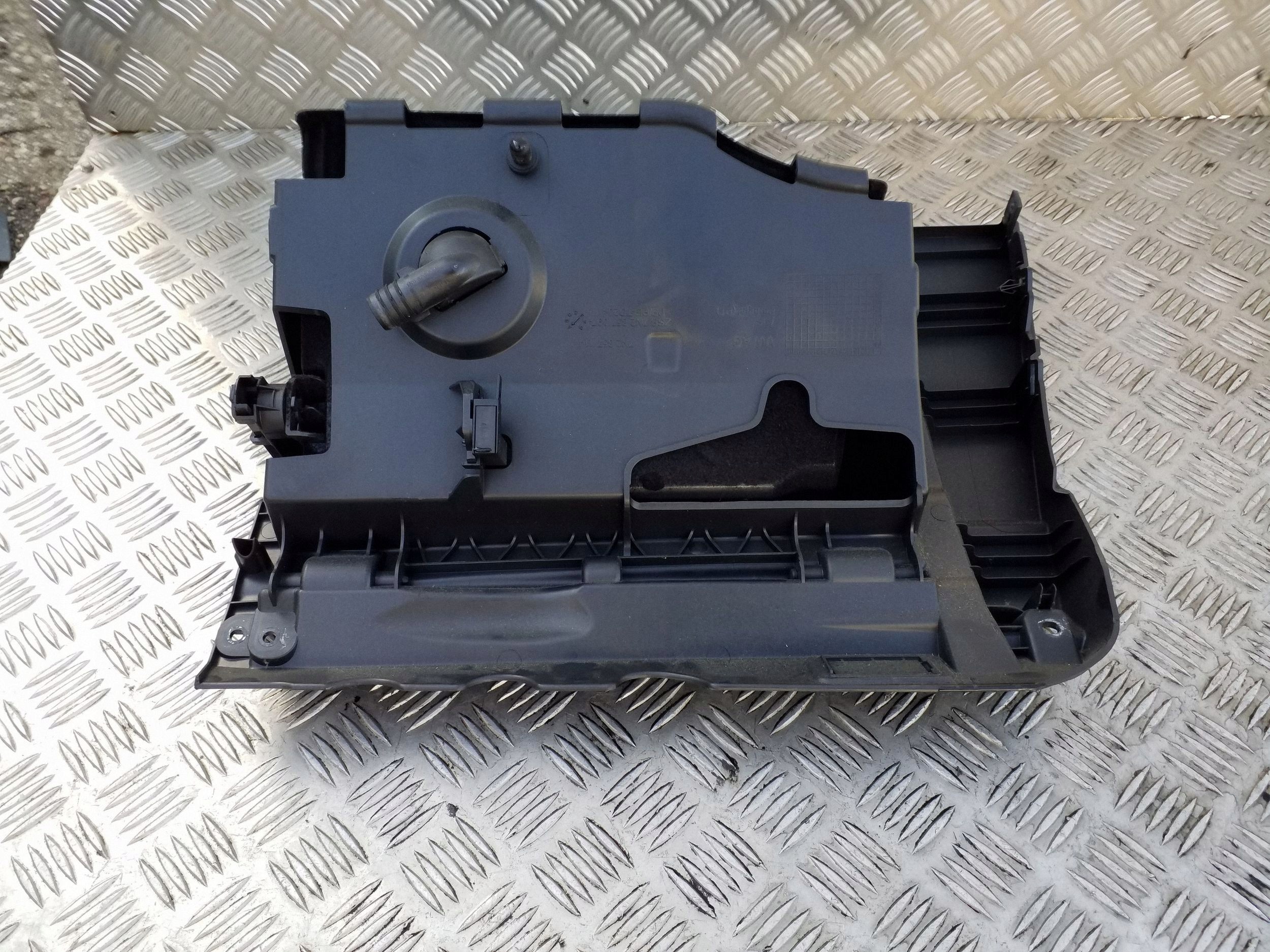 Volkswagen Sharan lokerikko 7N2857097A