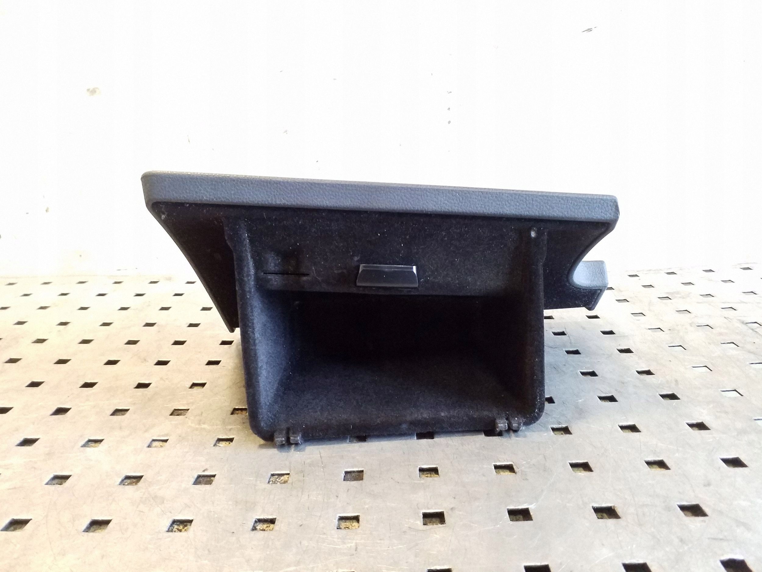 VW Passat B8 hansikaslokero 3G2857922A