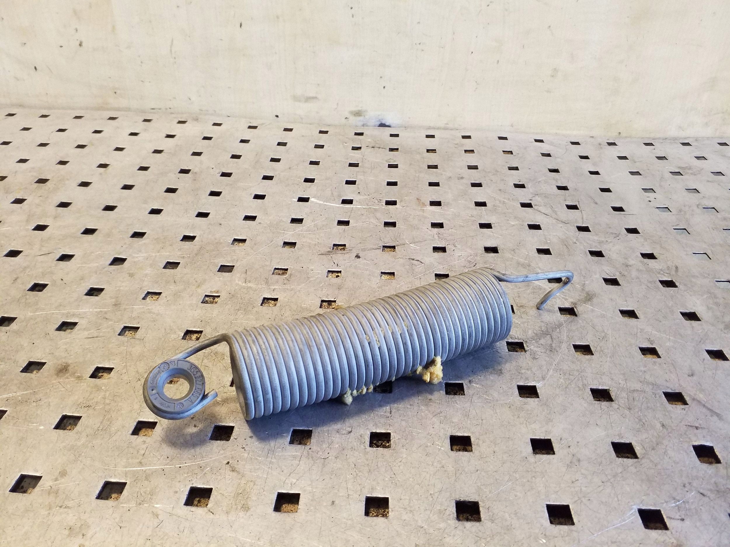 Resorte de portón trasero VW Passat B8 2016 OEM 3G5827665A image 2