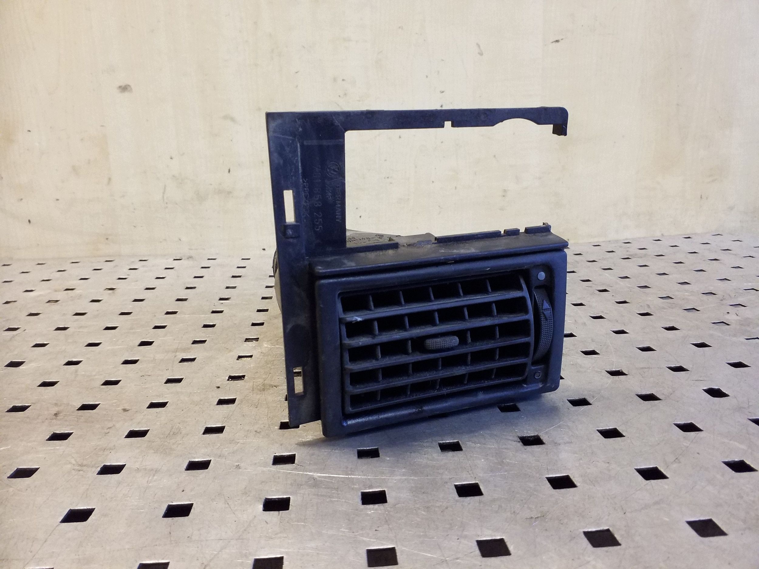 Grade de Ventilação Lateral VW Transporter T4 701858255 image 2
