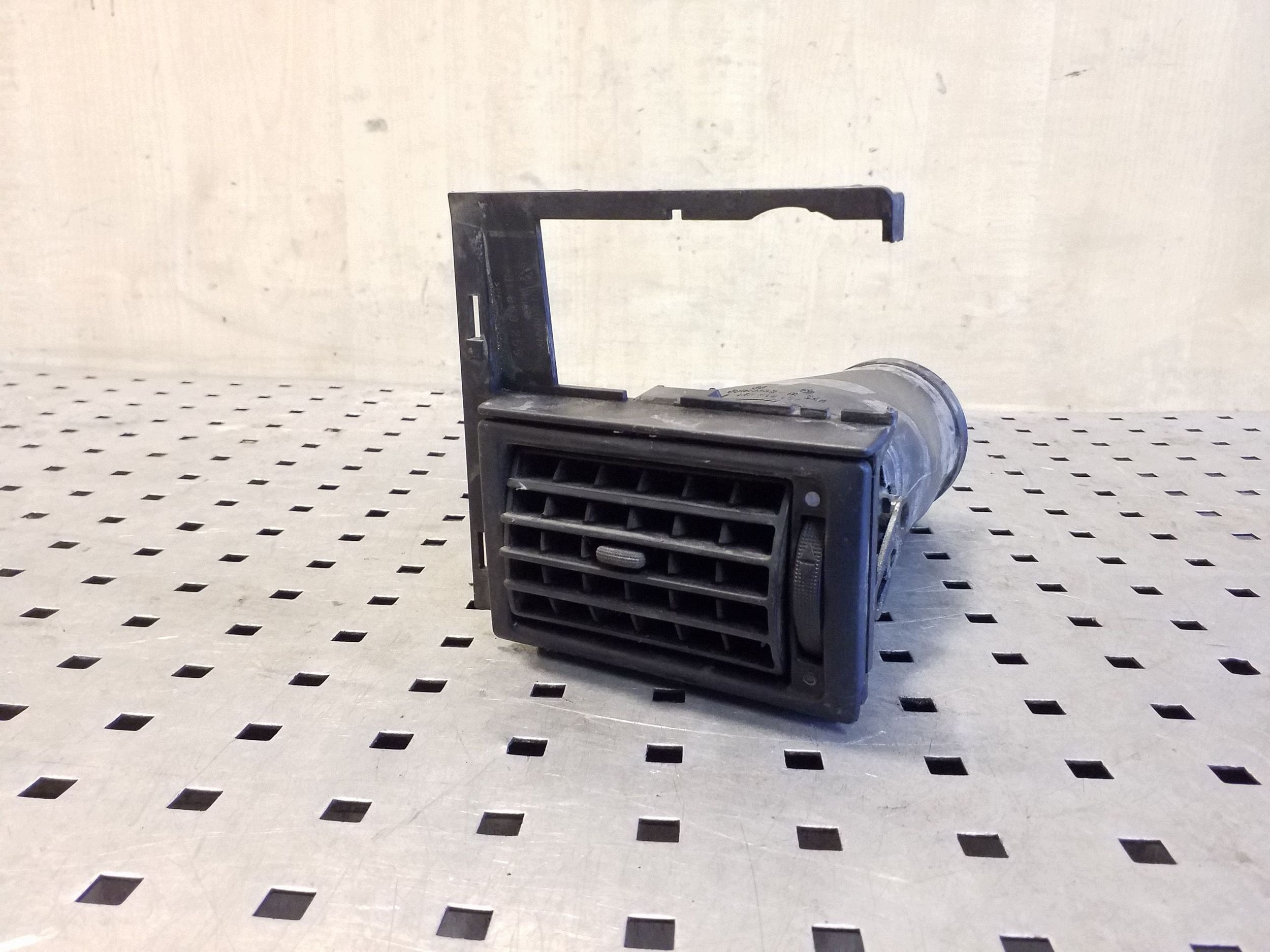 Grade de Ventilação Lateral VW Transporter T4 701858255 image 4