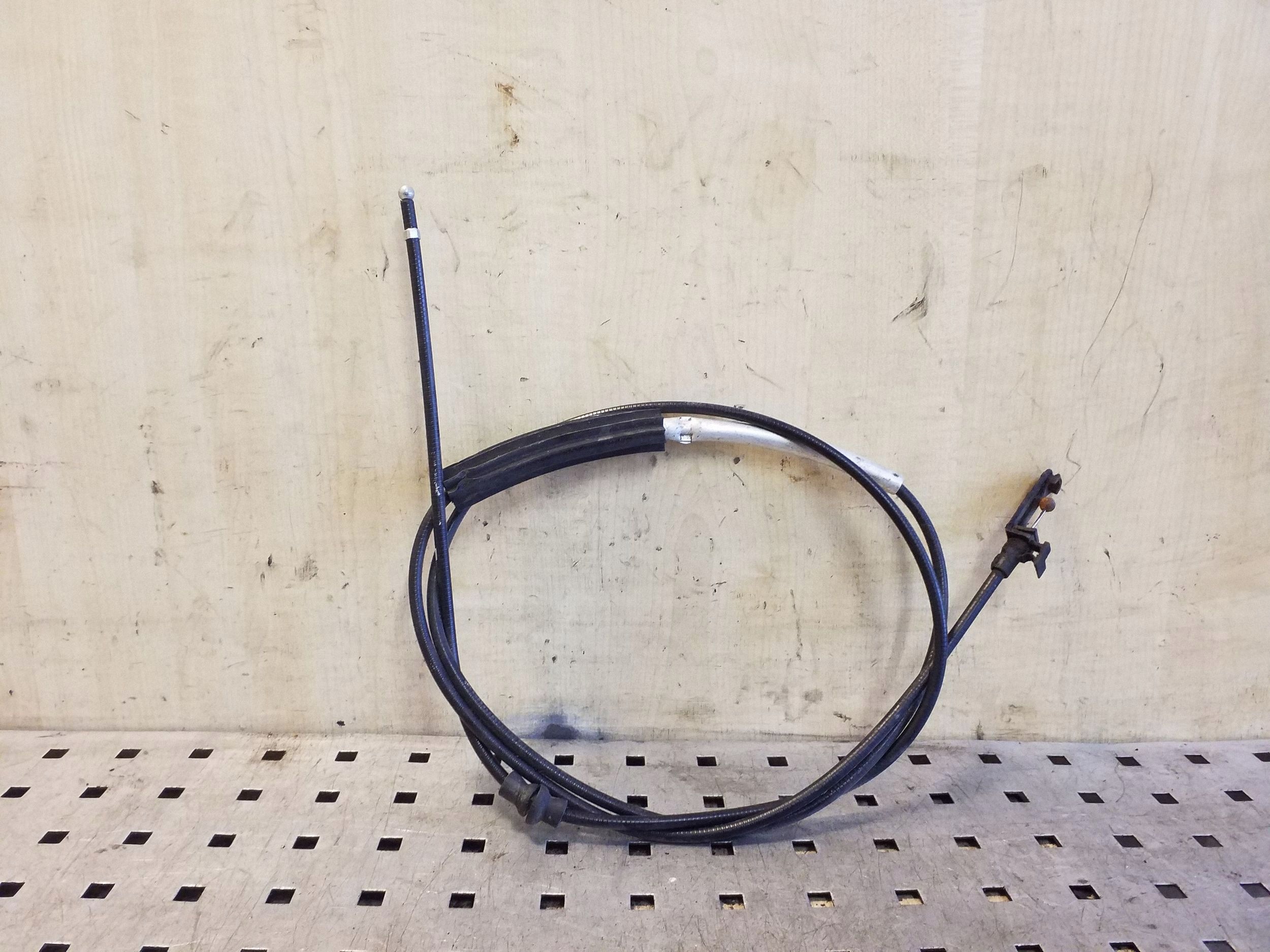 Konepellin lukitusvaijeri Audi A6 4F2 C6 4F2823531B