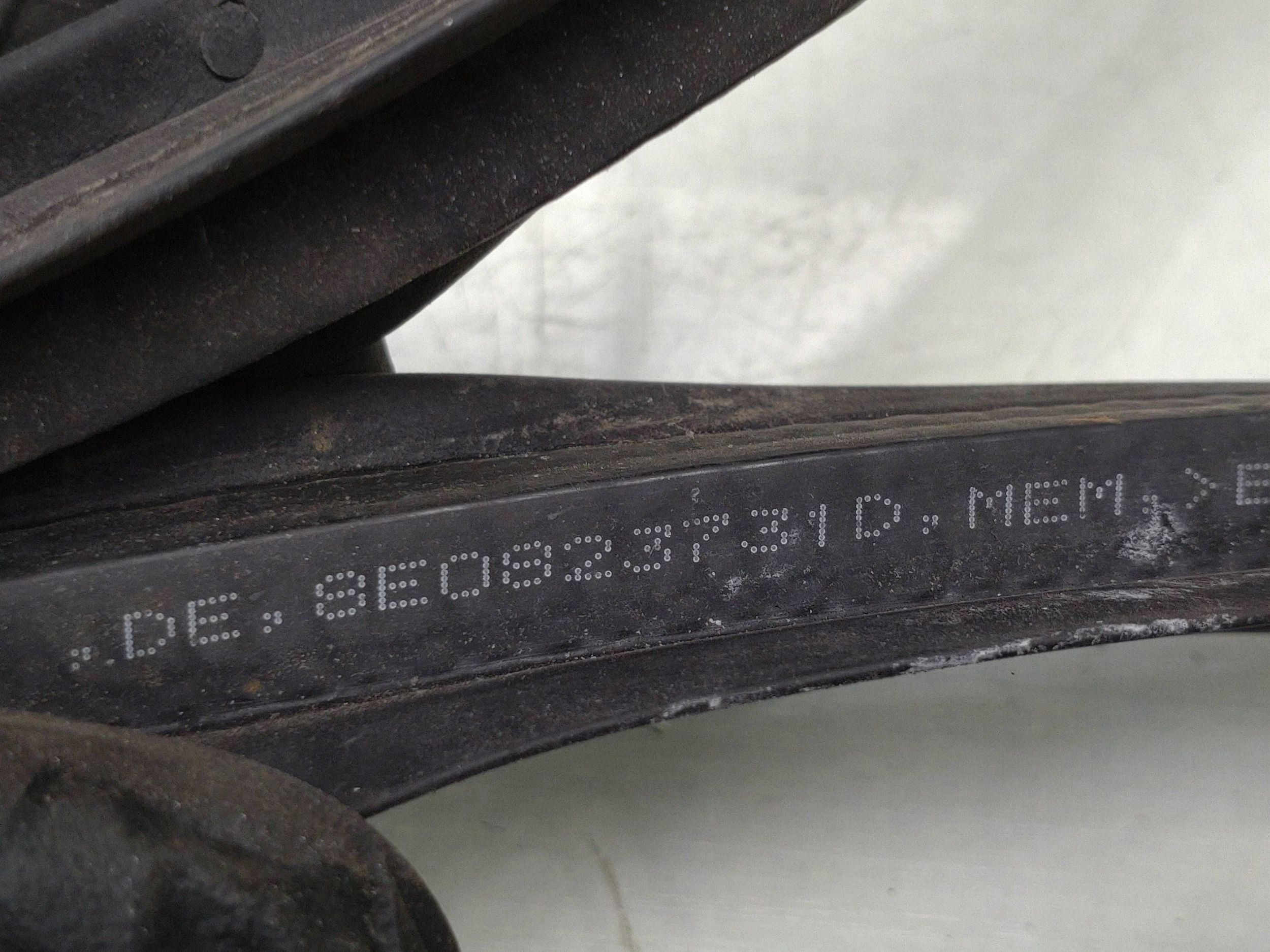 Joint de capot Audi A4 B7 8E0823731D image 3