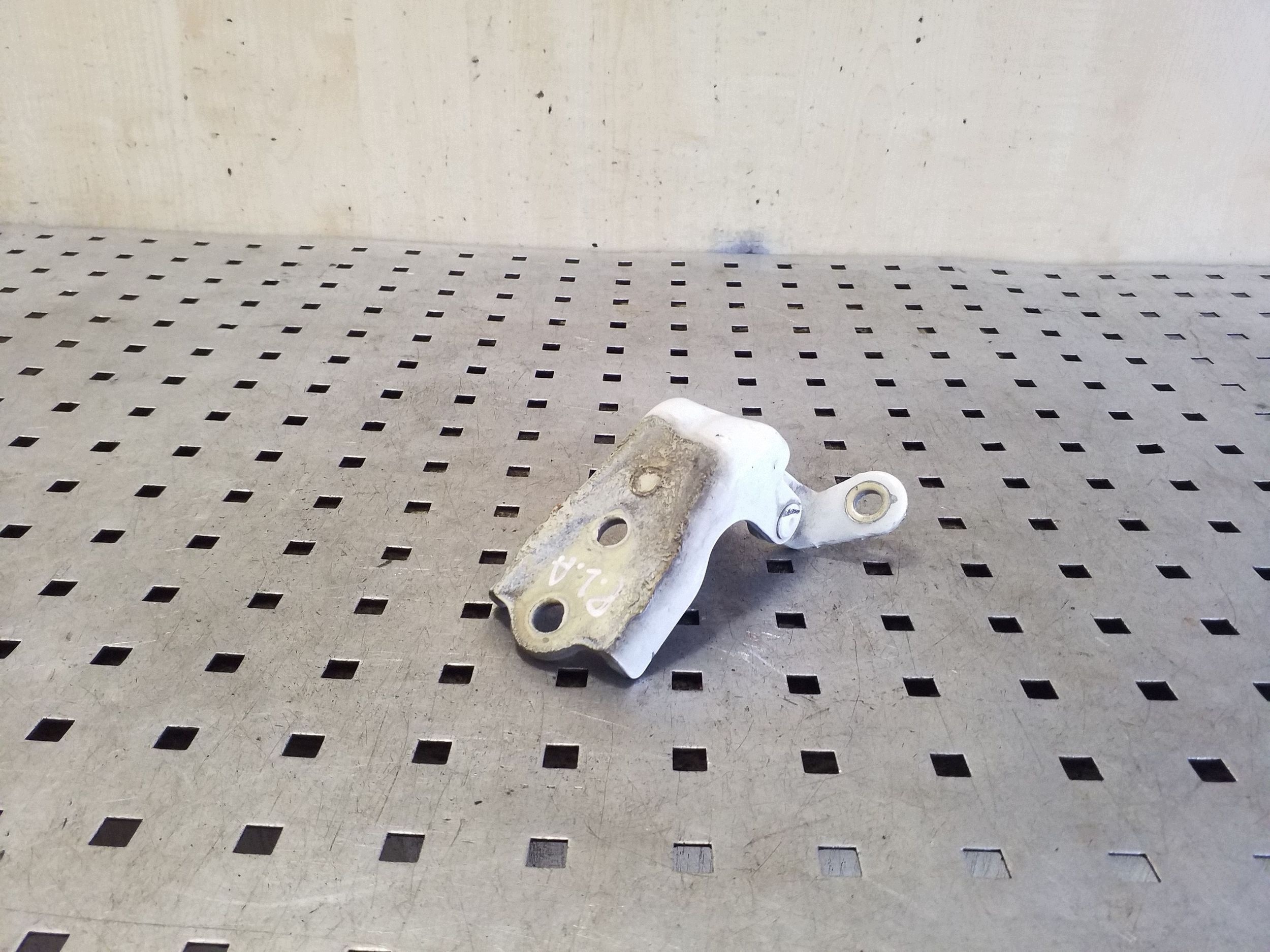 Chevrolet Captiva Lower Front Left Hinge VAL203401 image 2