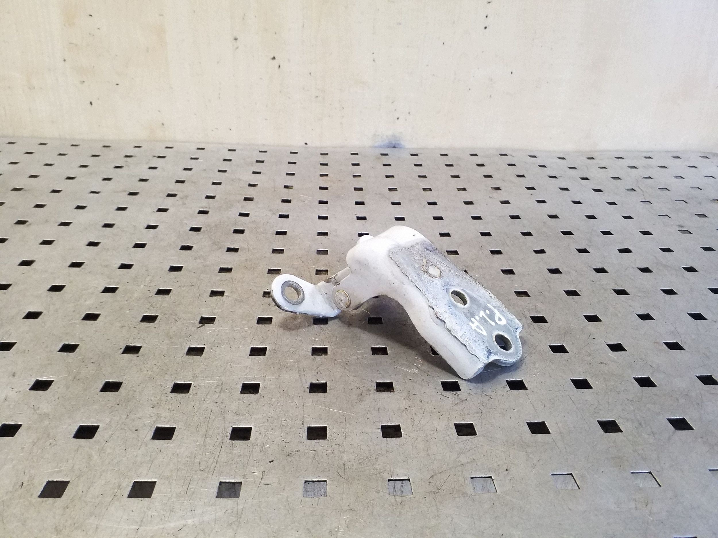 Chevrolet Captiva Lower Front Left Hinge VAL203401 image 3