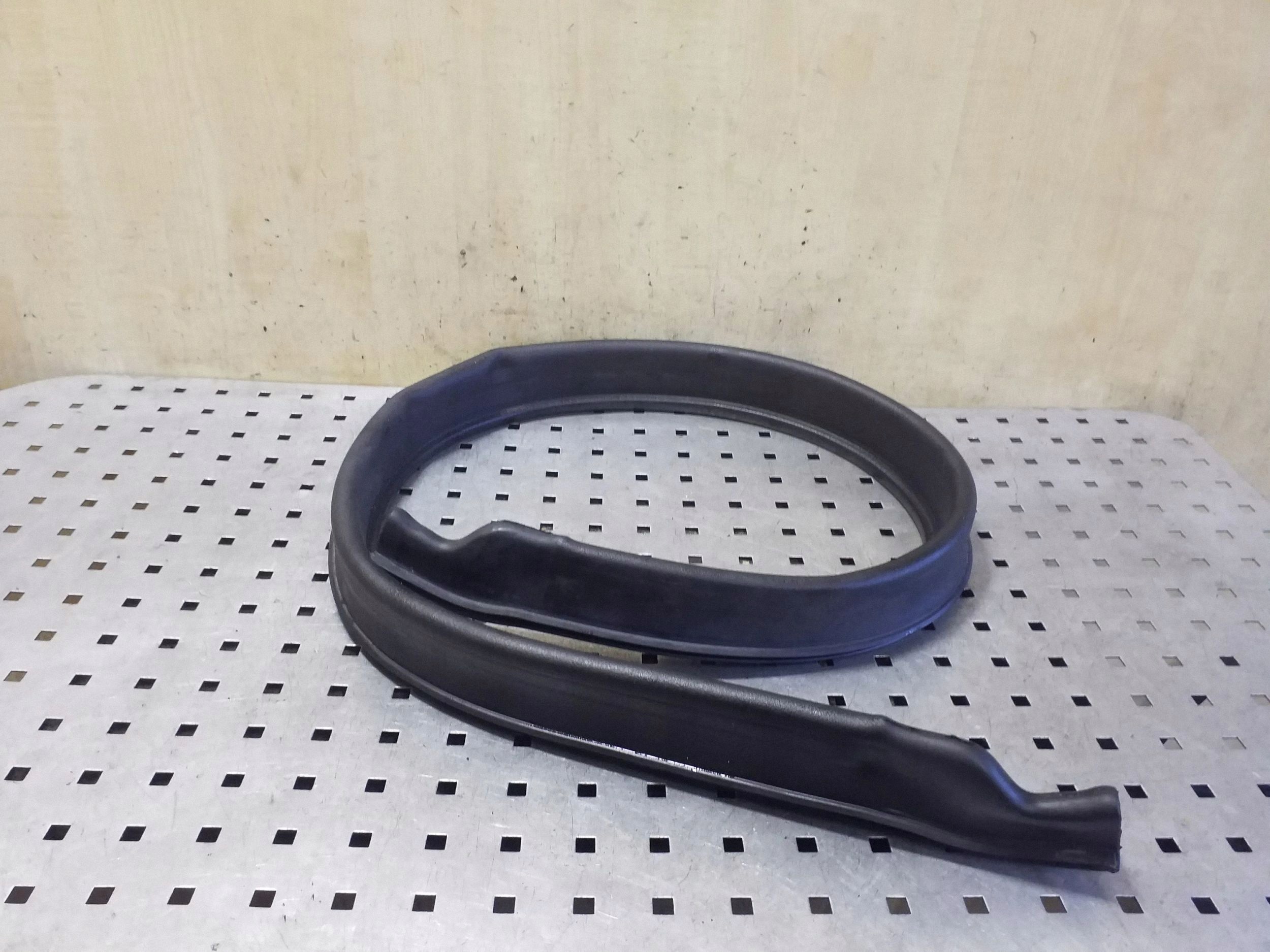 Konepellin tuulilasin tiiviste Mercedes W246 A2468310042